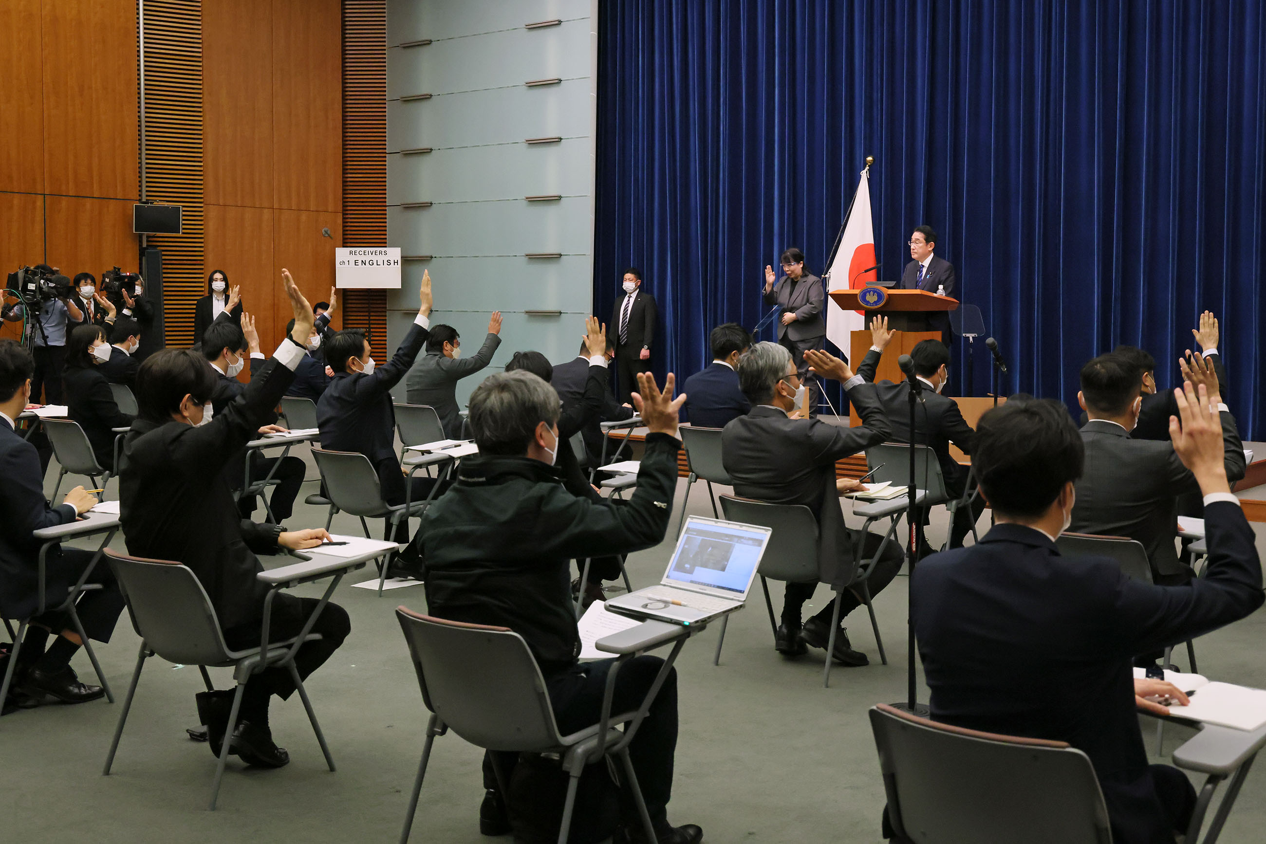 記者の質問に答える岸田総理１