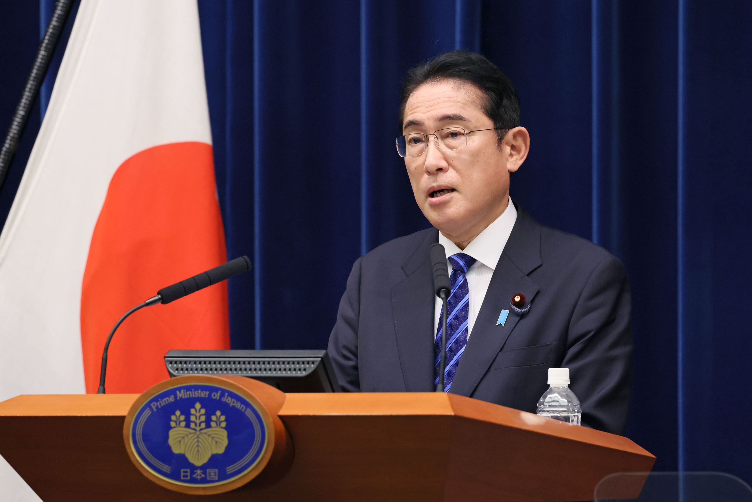 記者の質問に答える岸田総理２