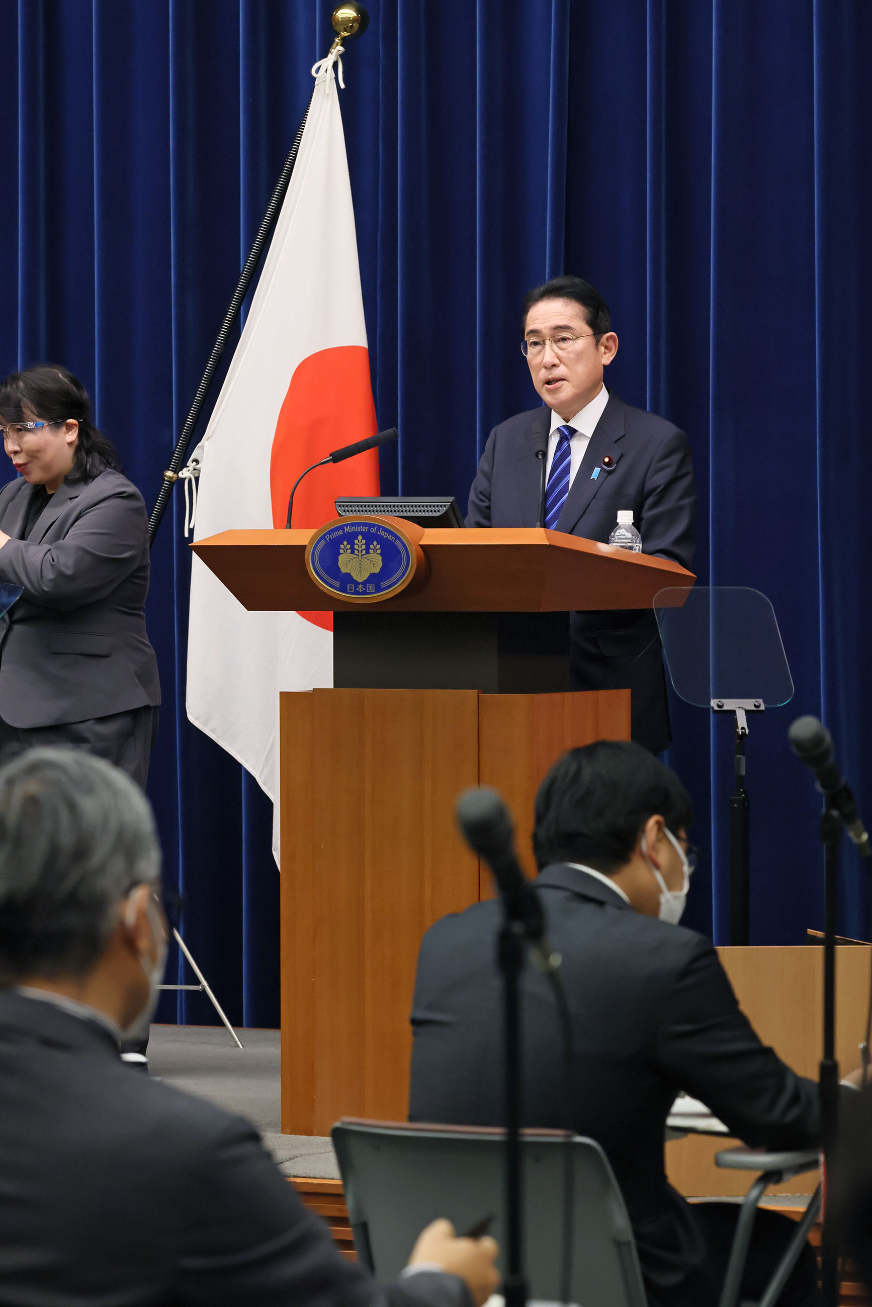 記者の質問に答える岸田総理３