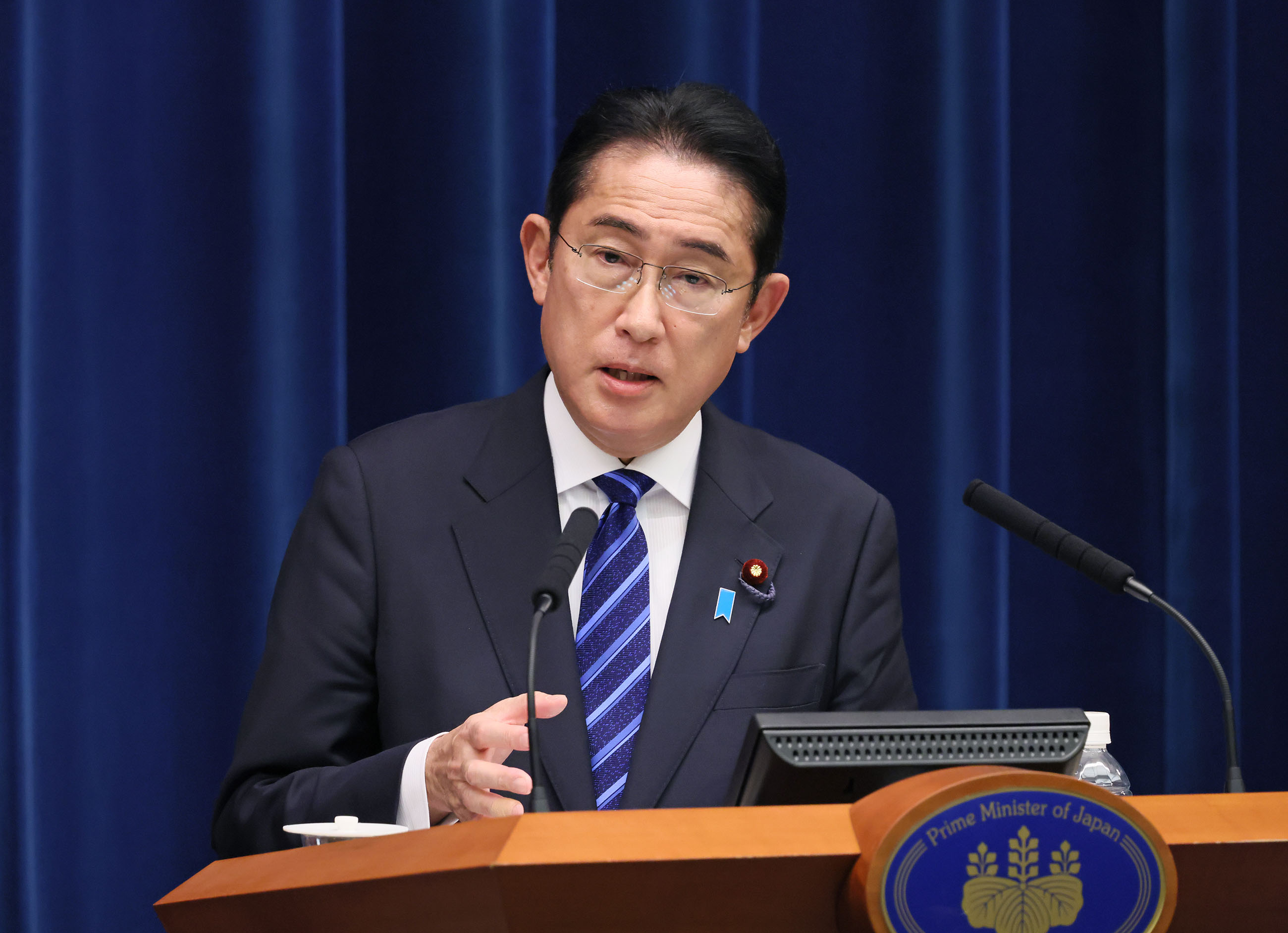 記者の質問に答える岸田総理４