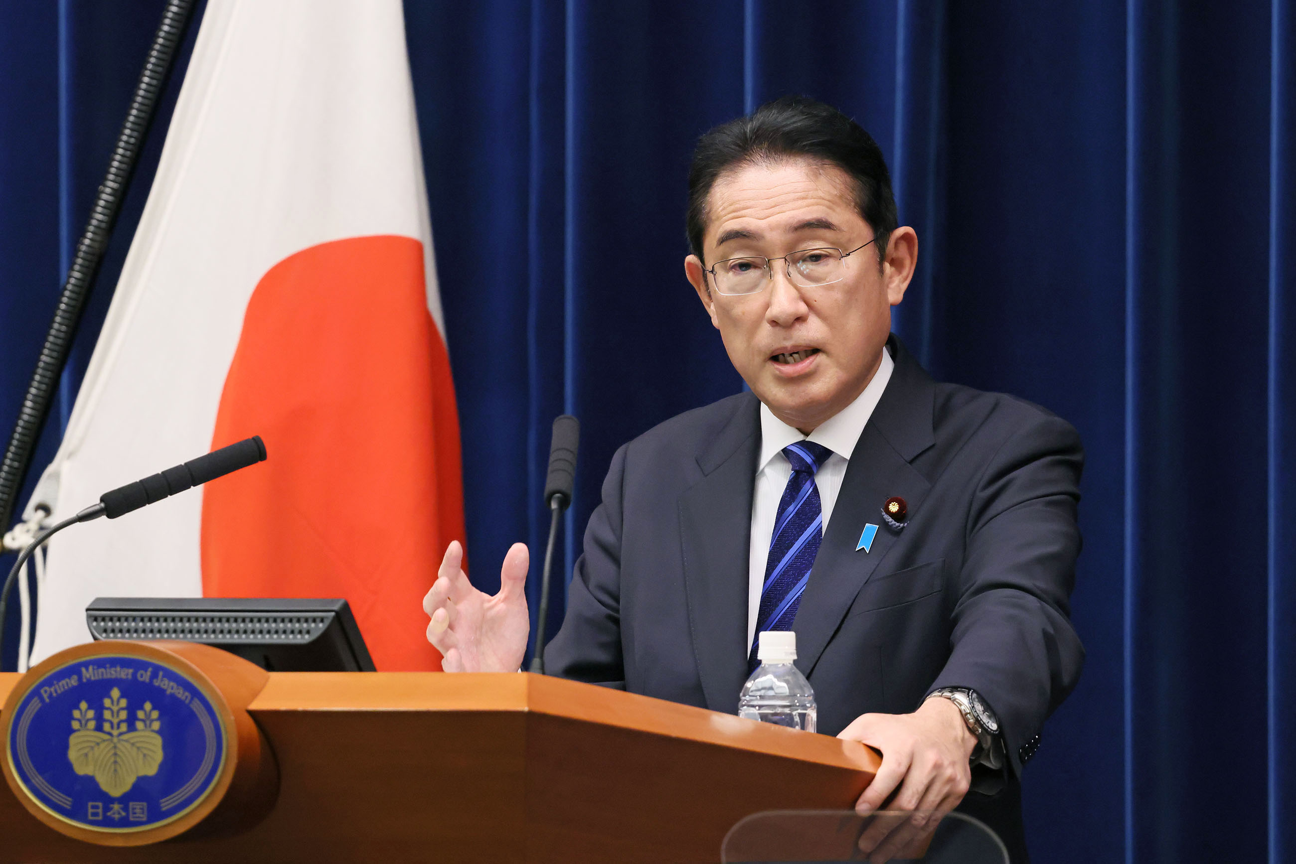 記者の質問に答える岸田総理５