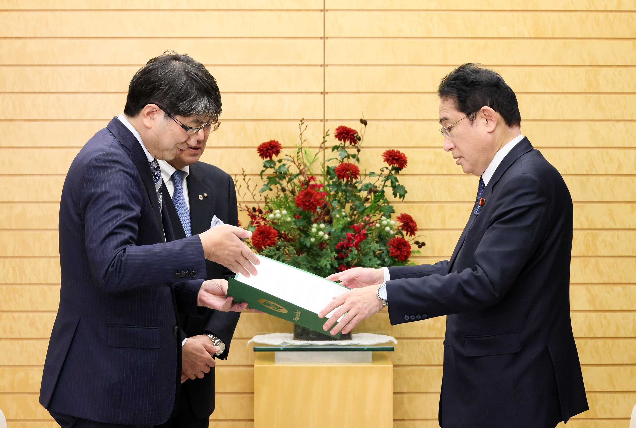 表敬を受ける岸田総理４