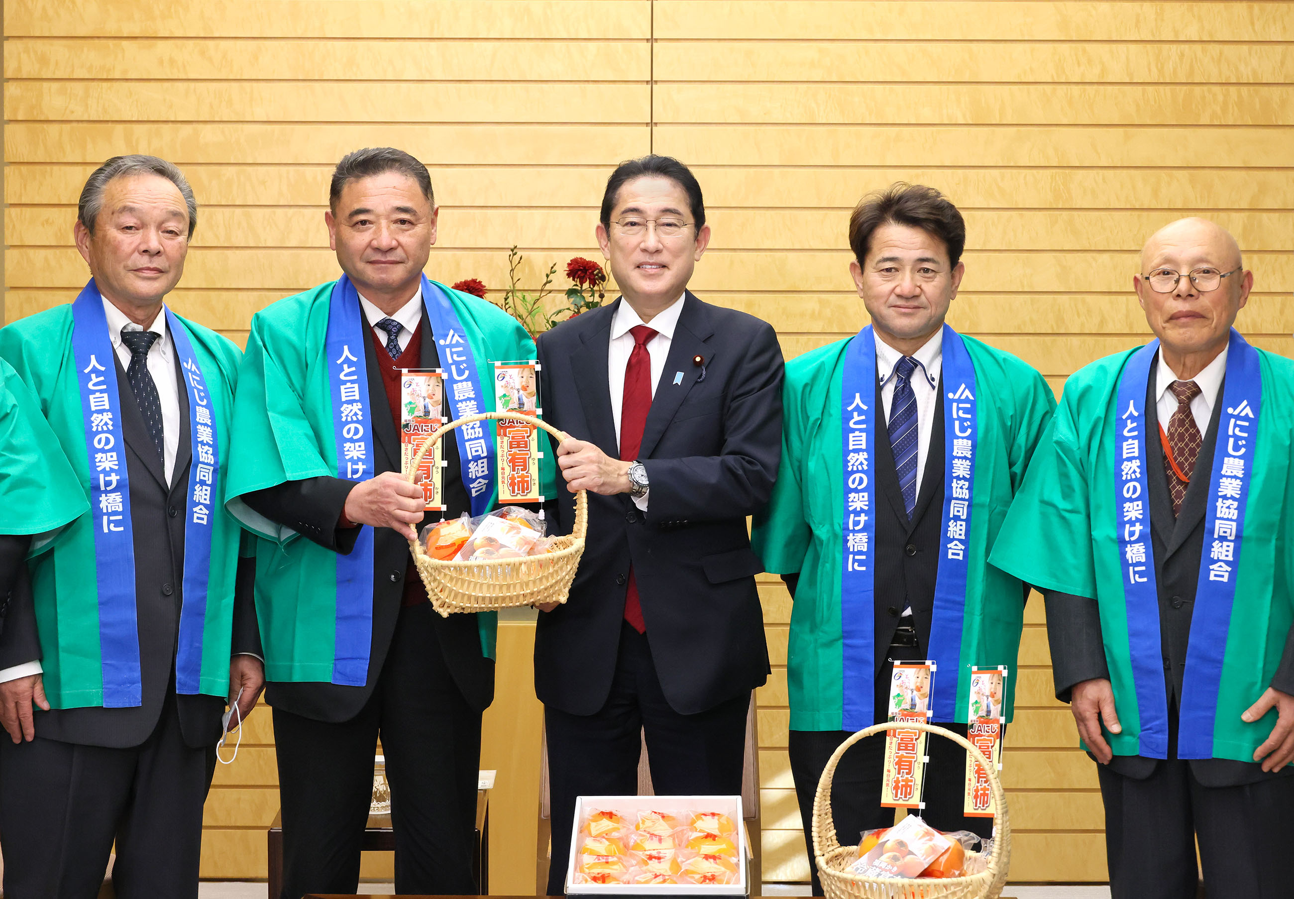 贈呈を受ける岸田総理２