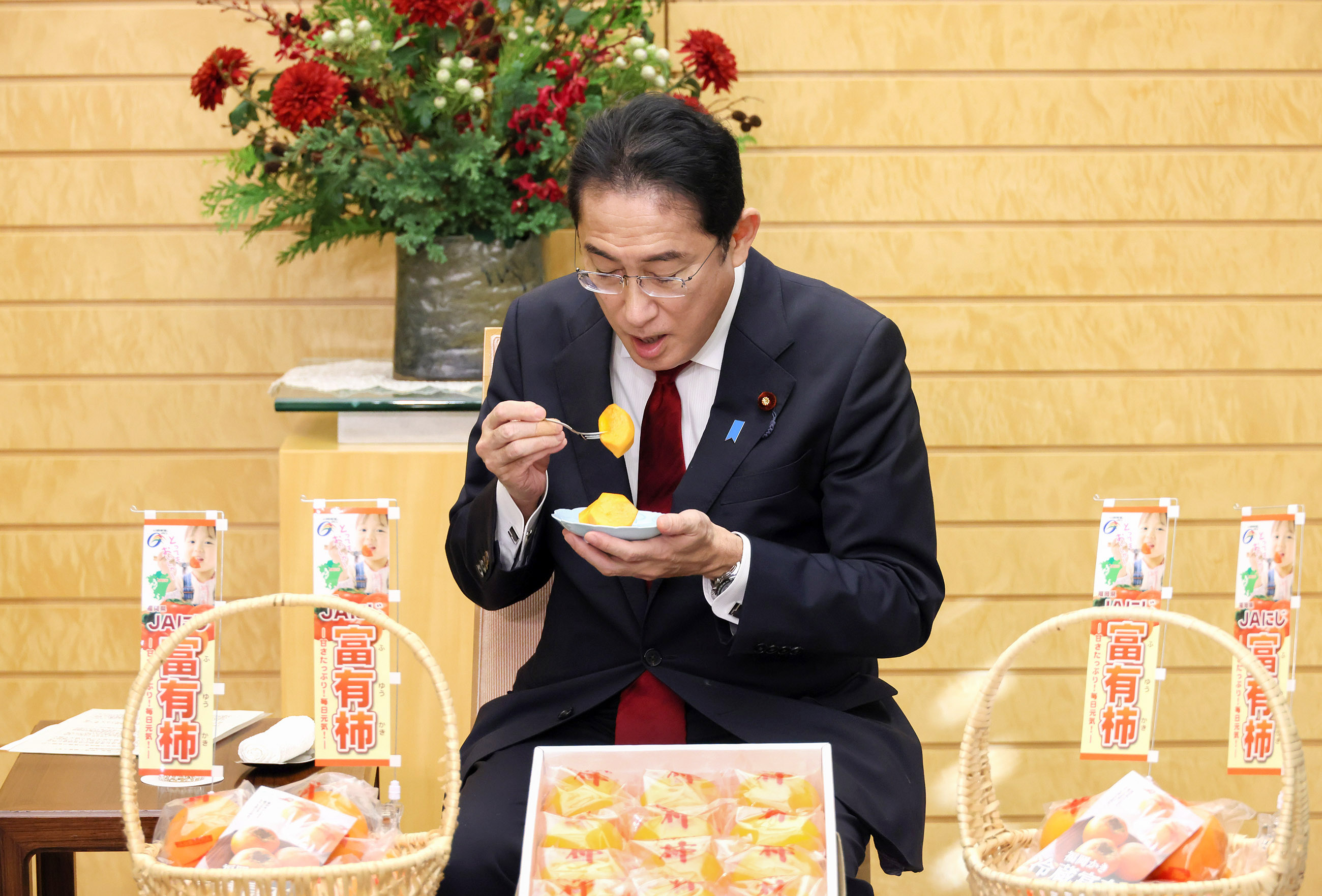 贈呈を受ける岸田総理４