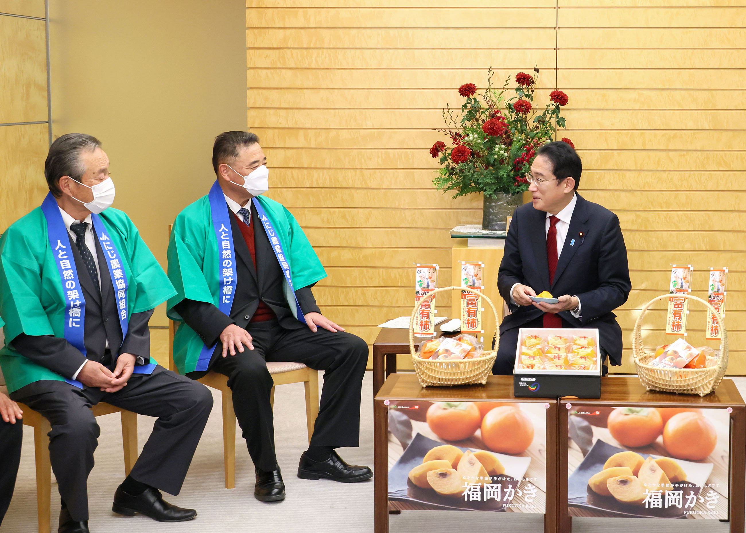 贈呈を受ける岸田総理５