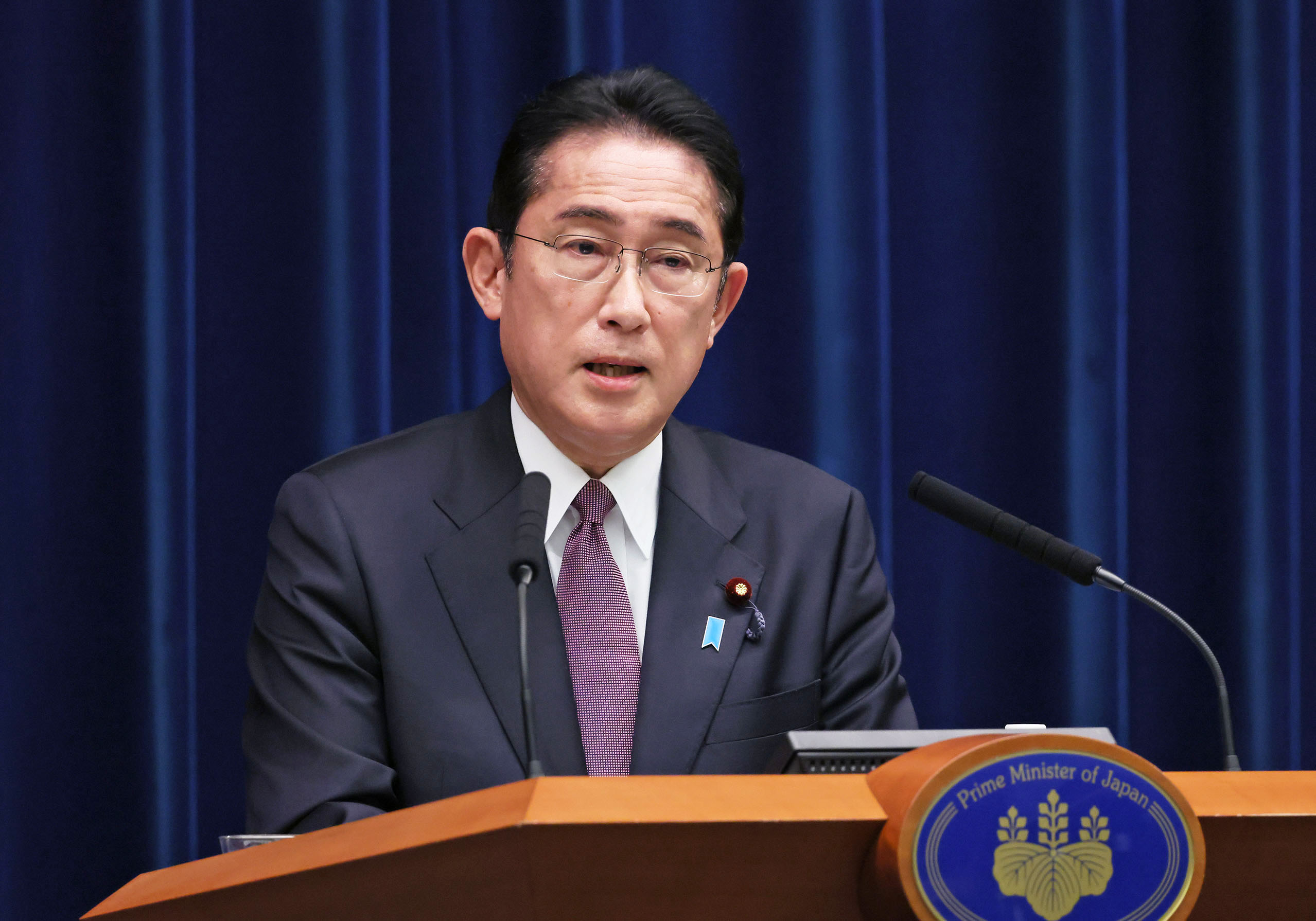 記者の質問に答える岸田総理２