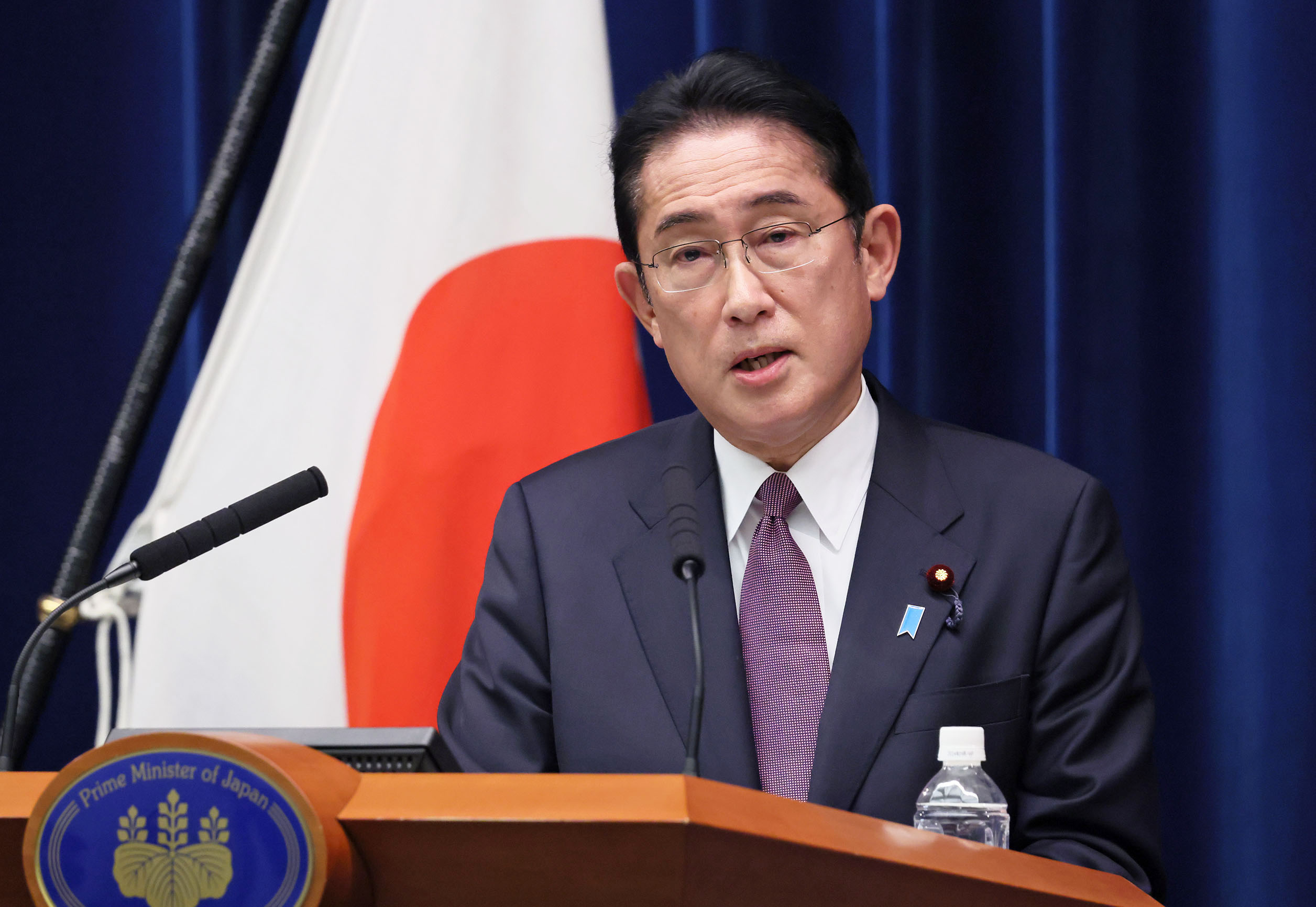 記者の質問に答える岸田総理４