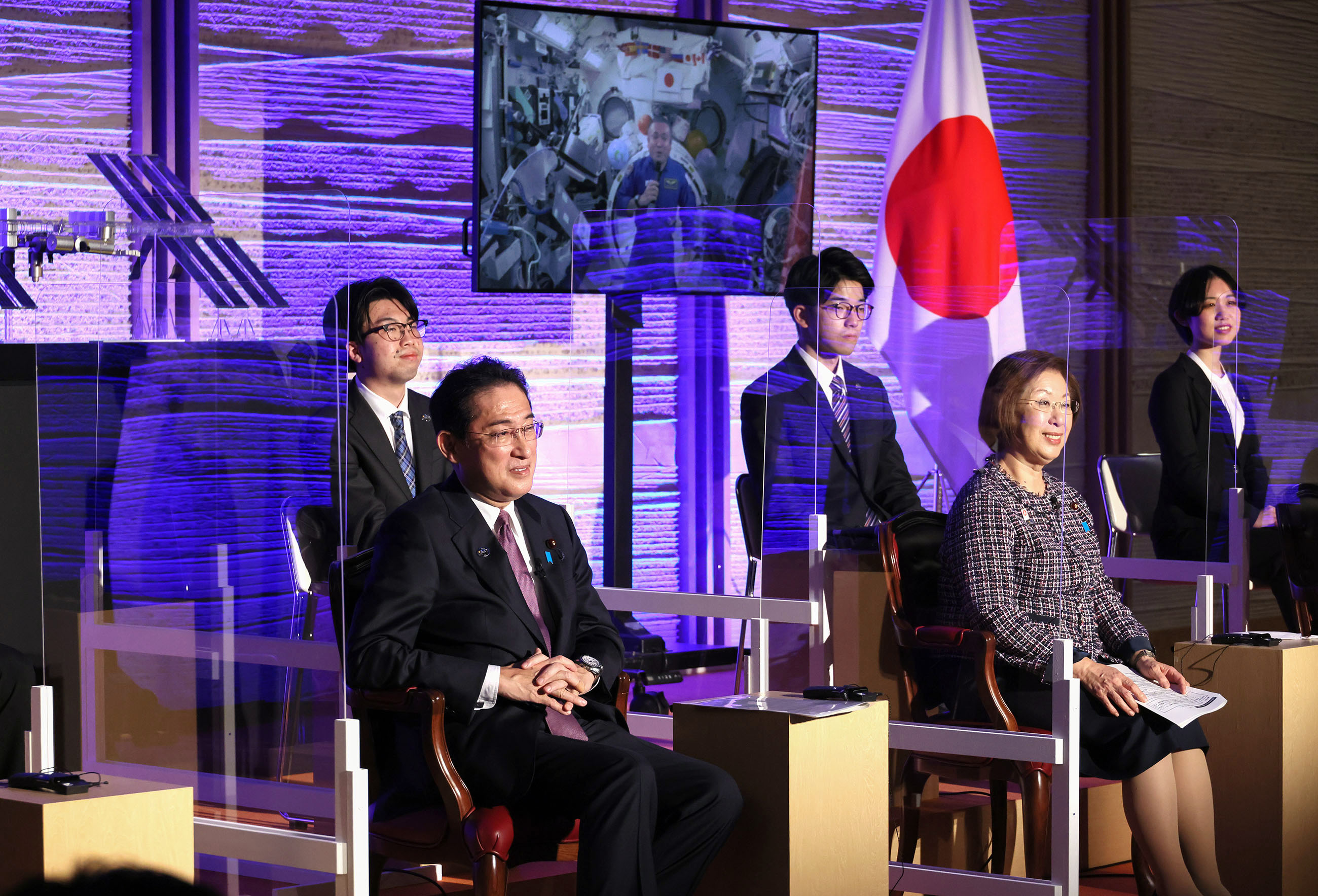 若田光一宇宙飛行士と交信する岸田総理５
