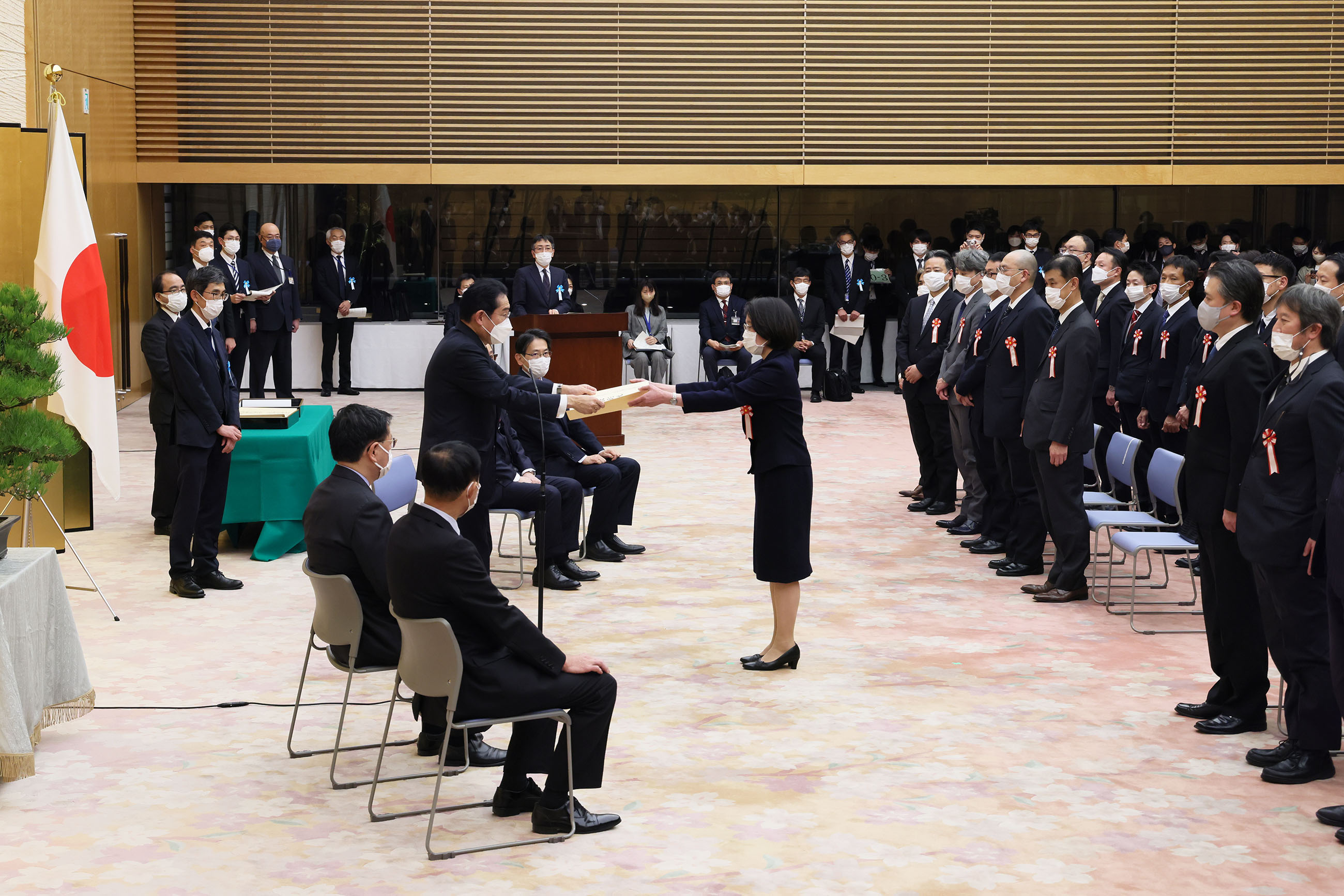 表彰状を授与する岸田総理１