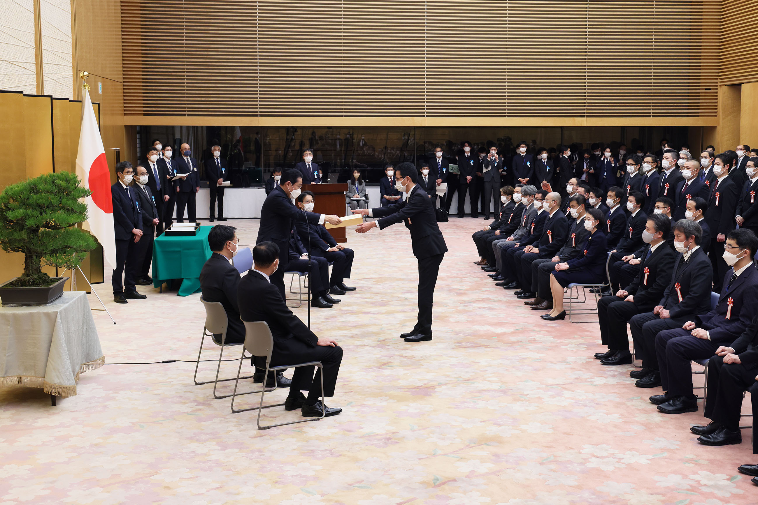 表彰状を授与する岸田総理２