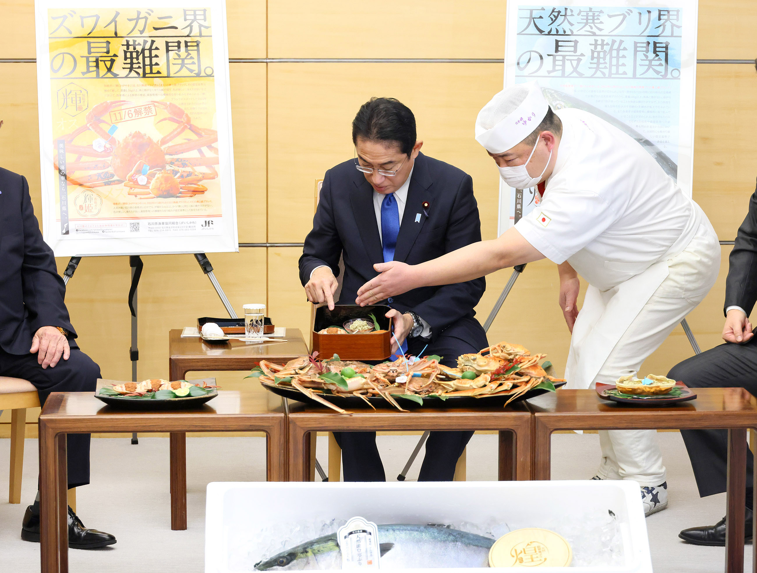 贈呈を受ける岸田総理２