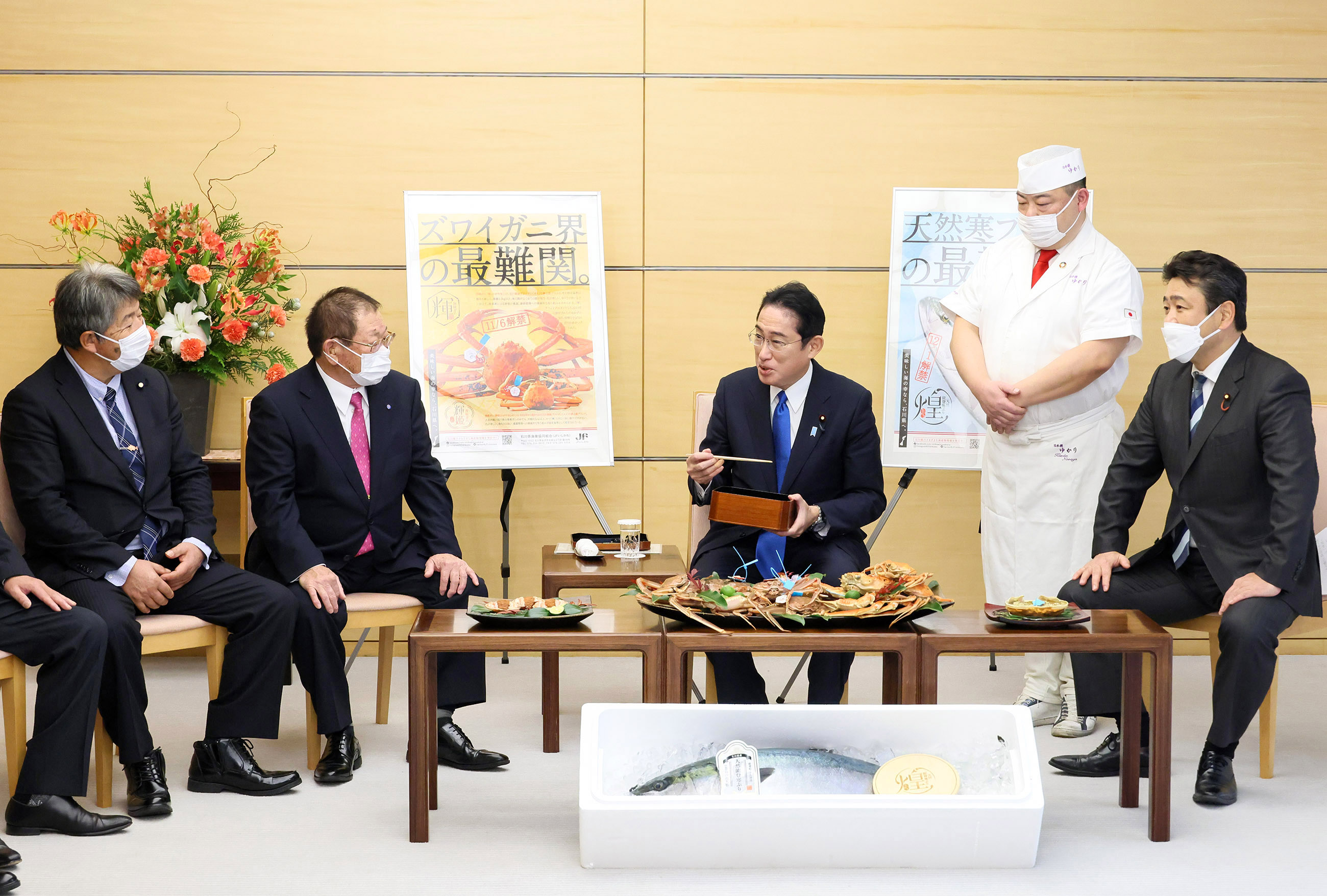 贈呈を受ける岸田総理４