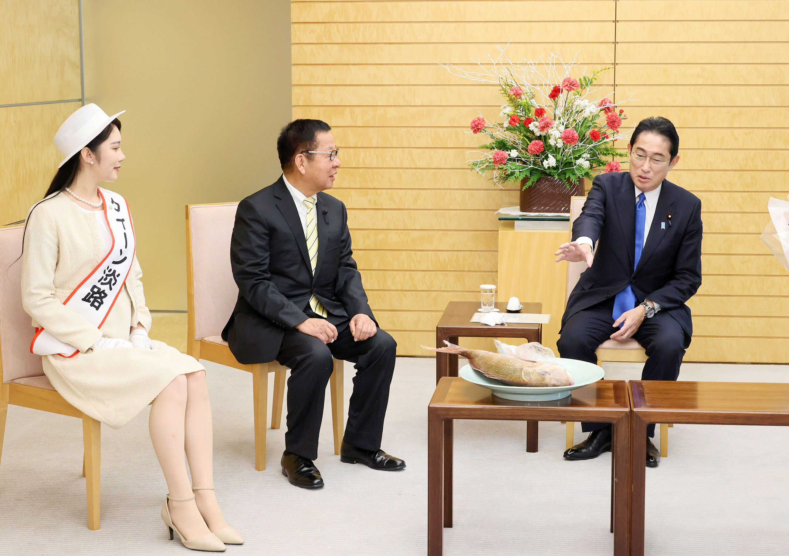 贈呈を受ける岸田総理３
