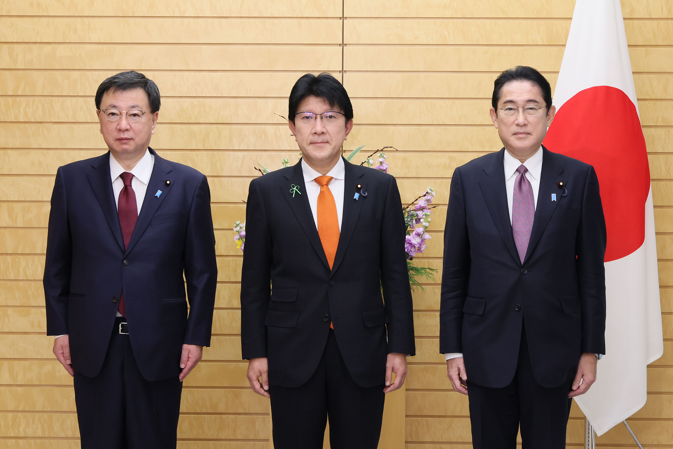 長谷川大臣政務官と写真撮影に臨む岸田総理３