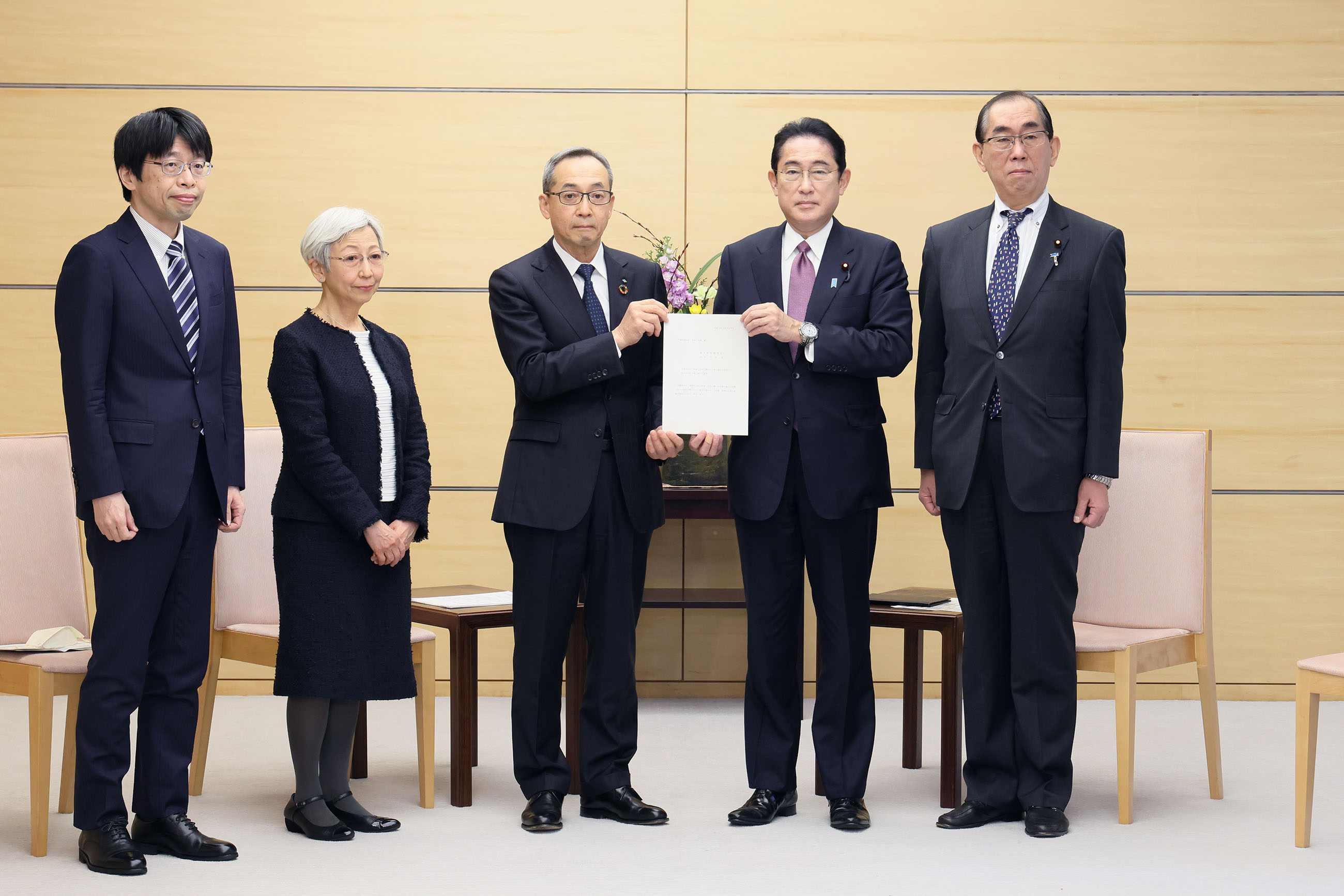 答申を受け取る岸田総理２