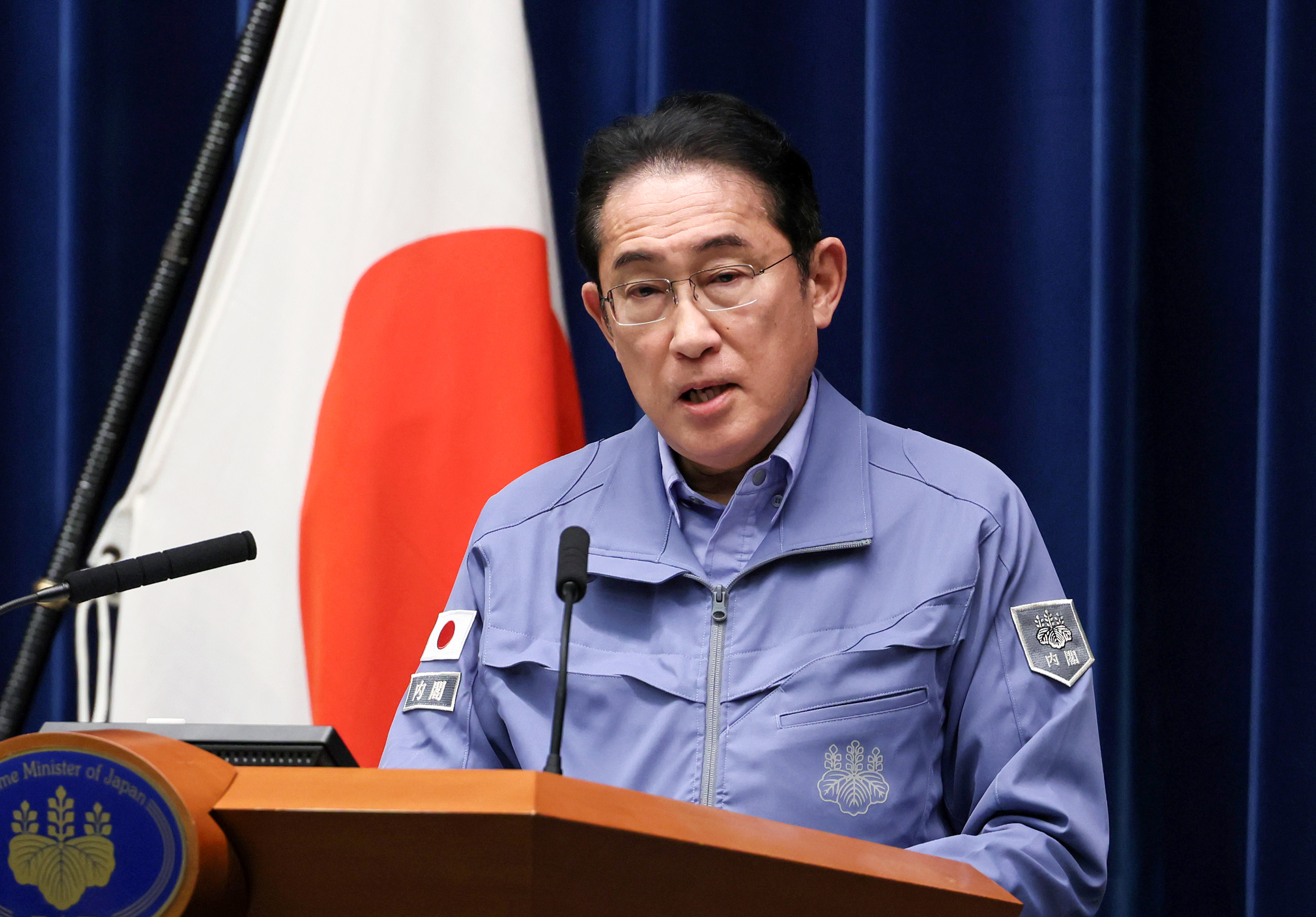 記者の質問に答える岸田総理１