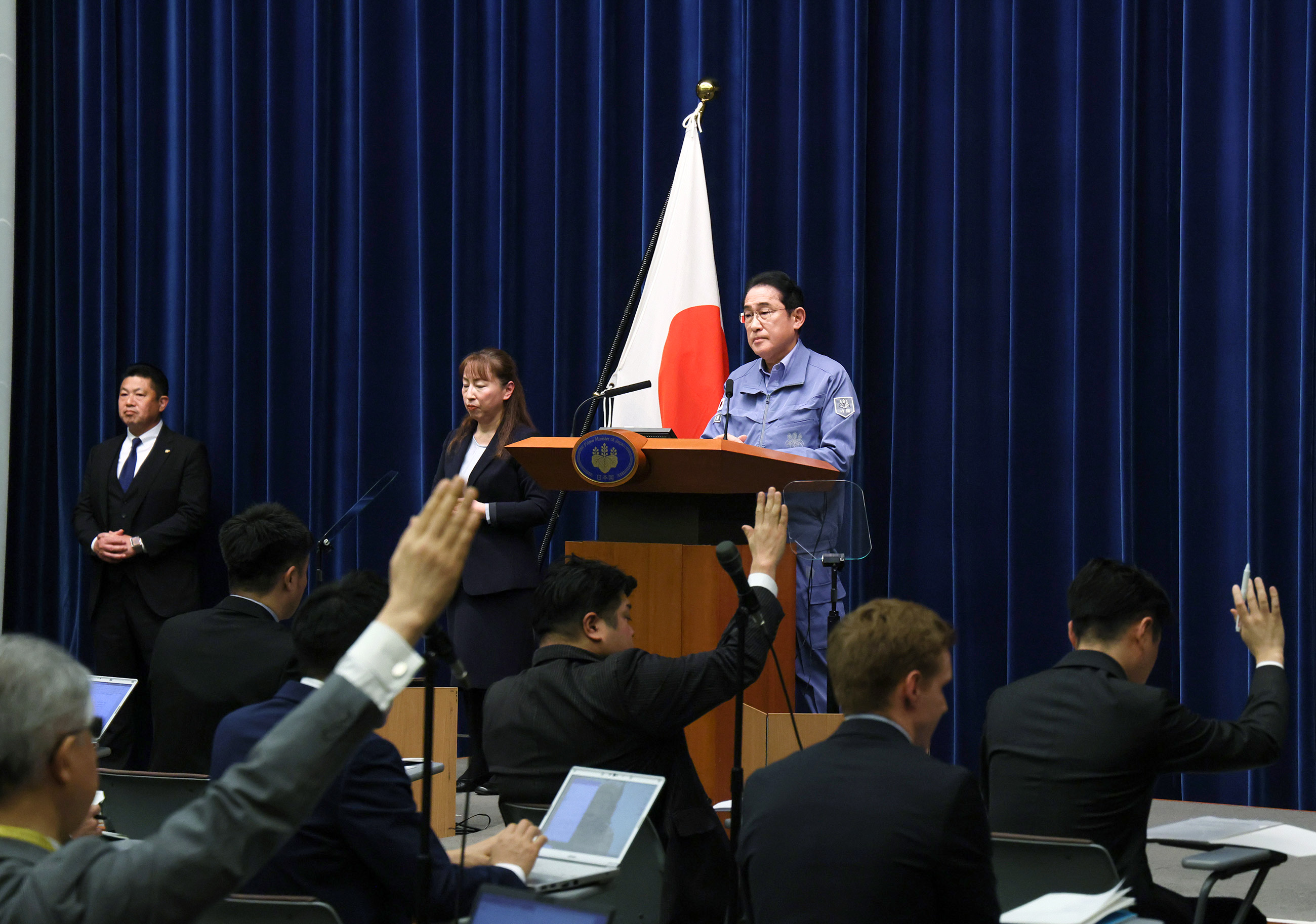 記者の質問に答える岸田総理３