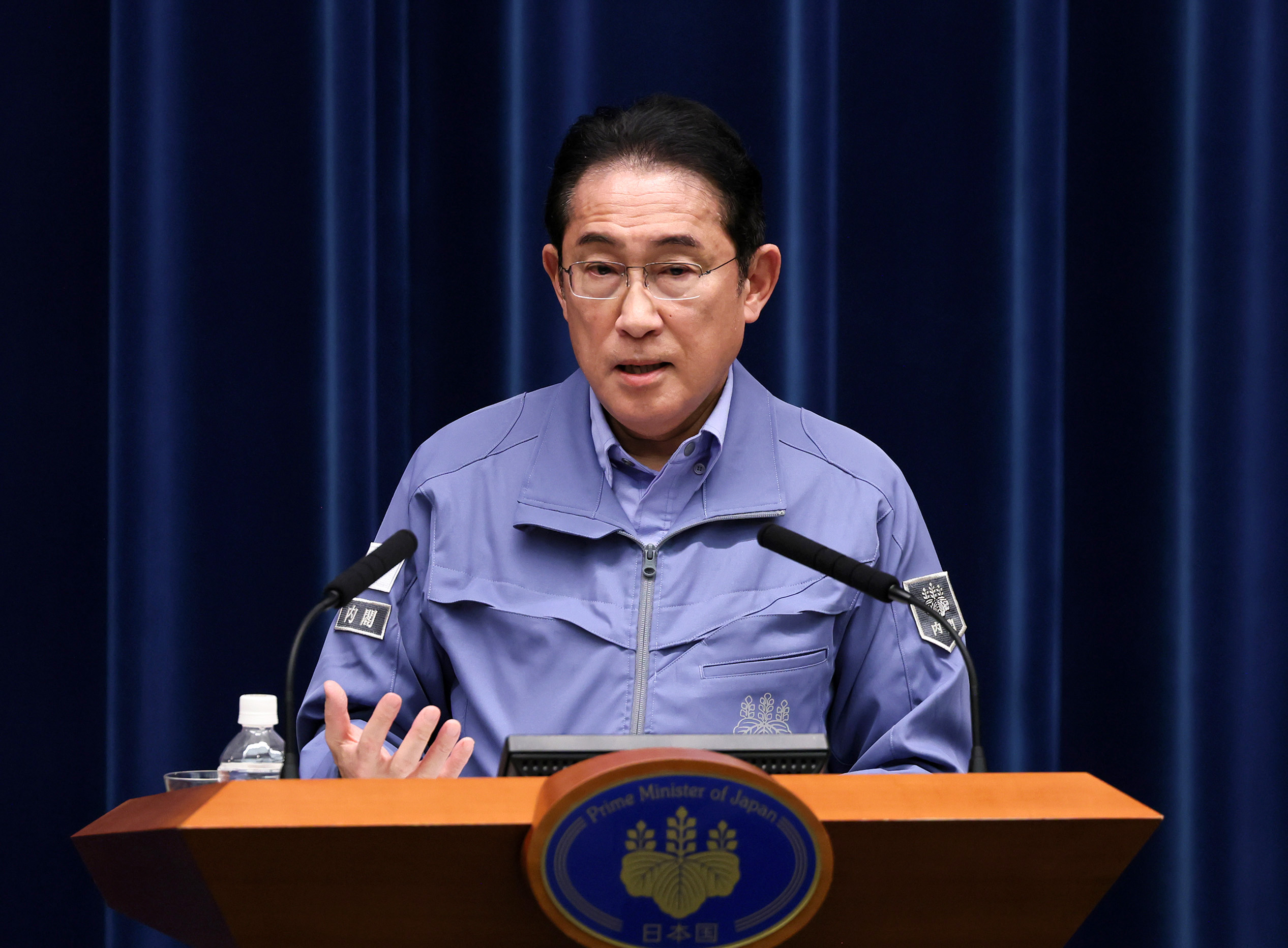 記者の質問に答える岸田総理５