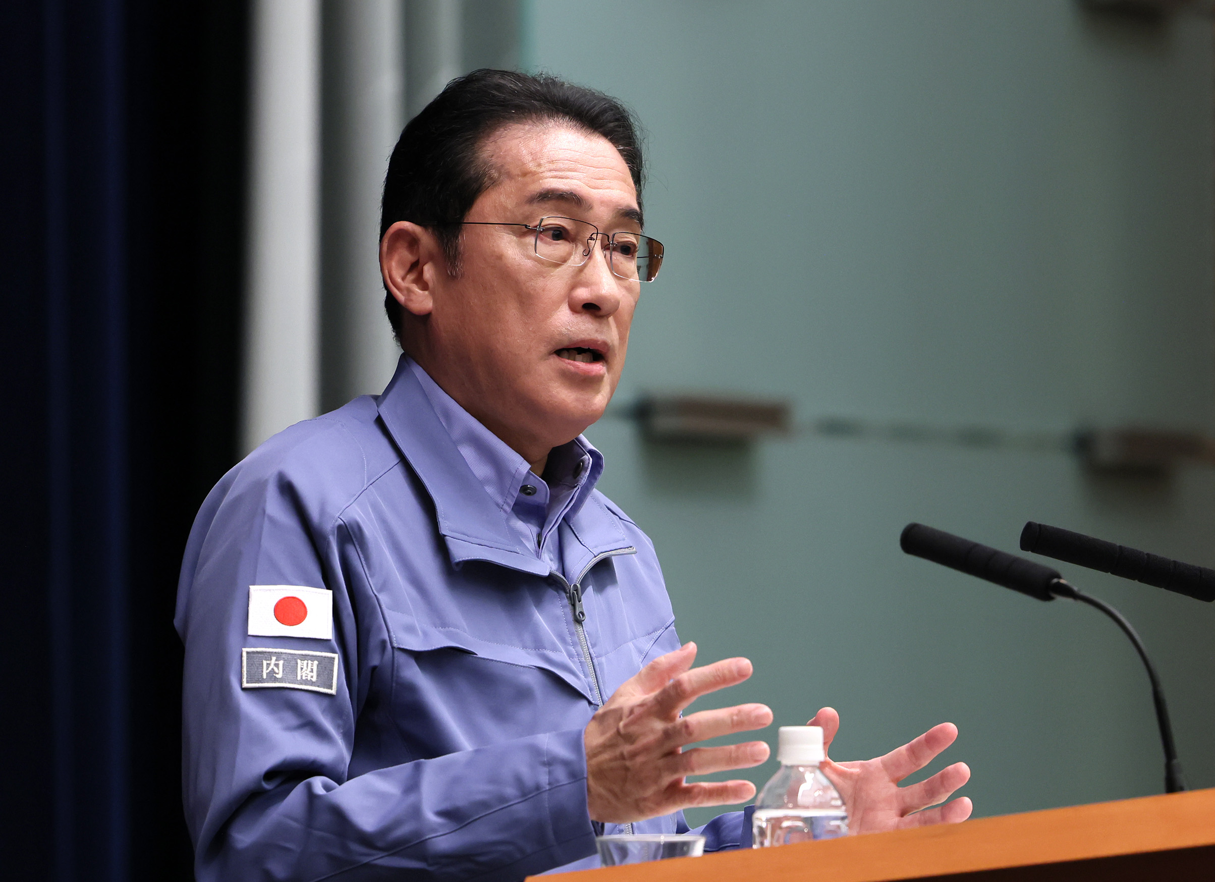 記者の質問に答える岸田総理６