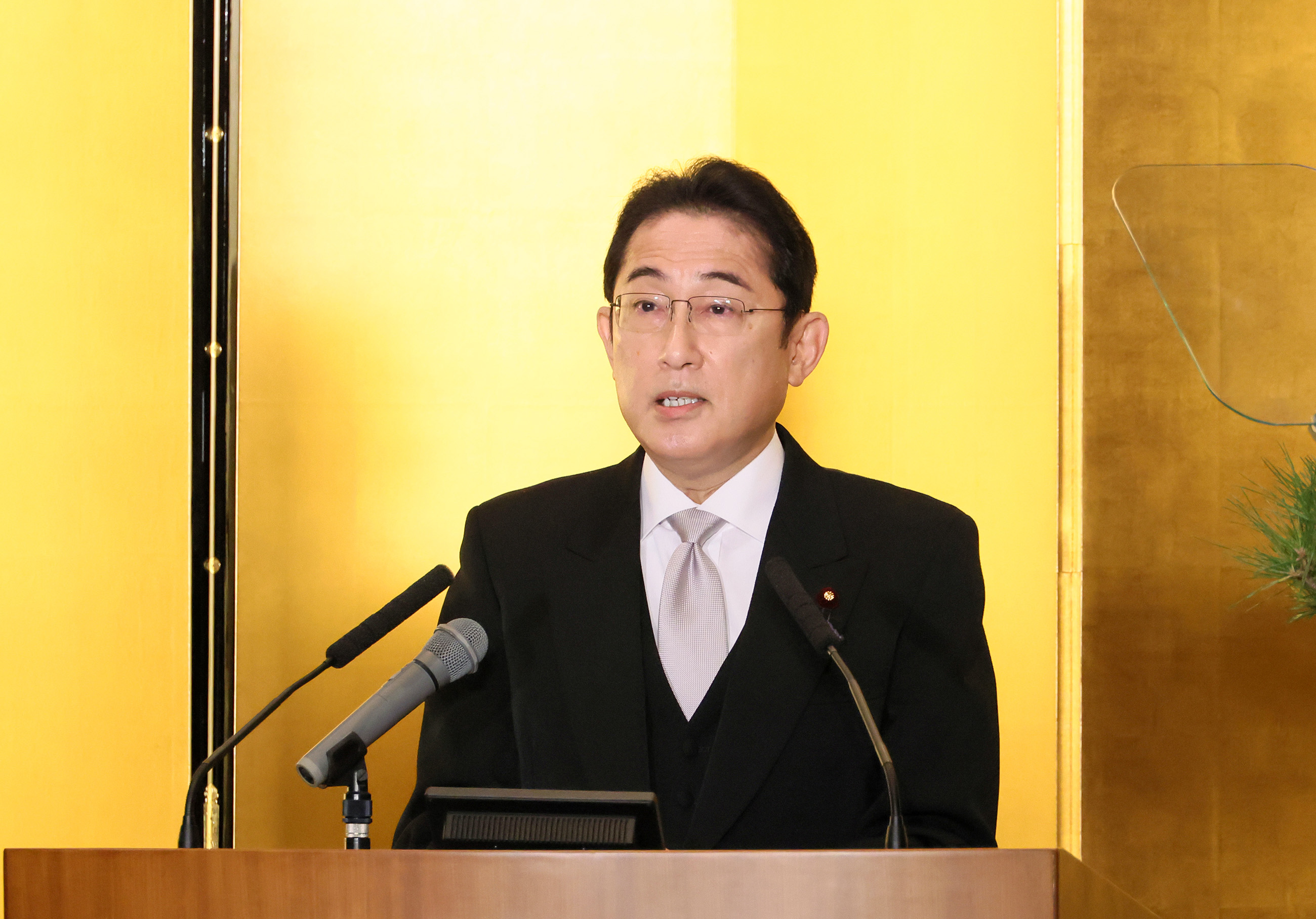 記者の質問に答える岸田総理１