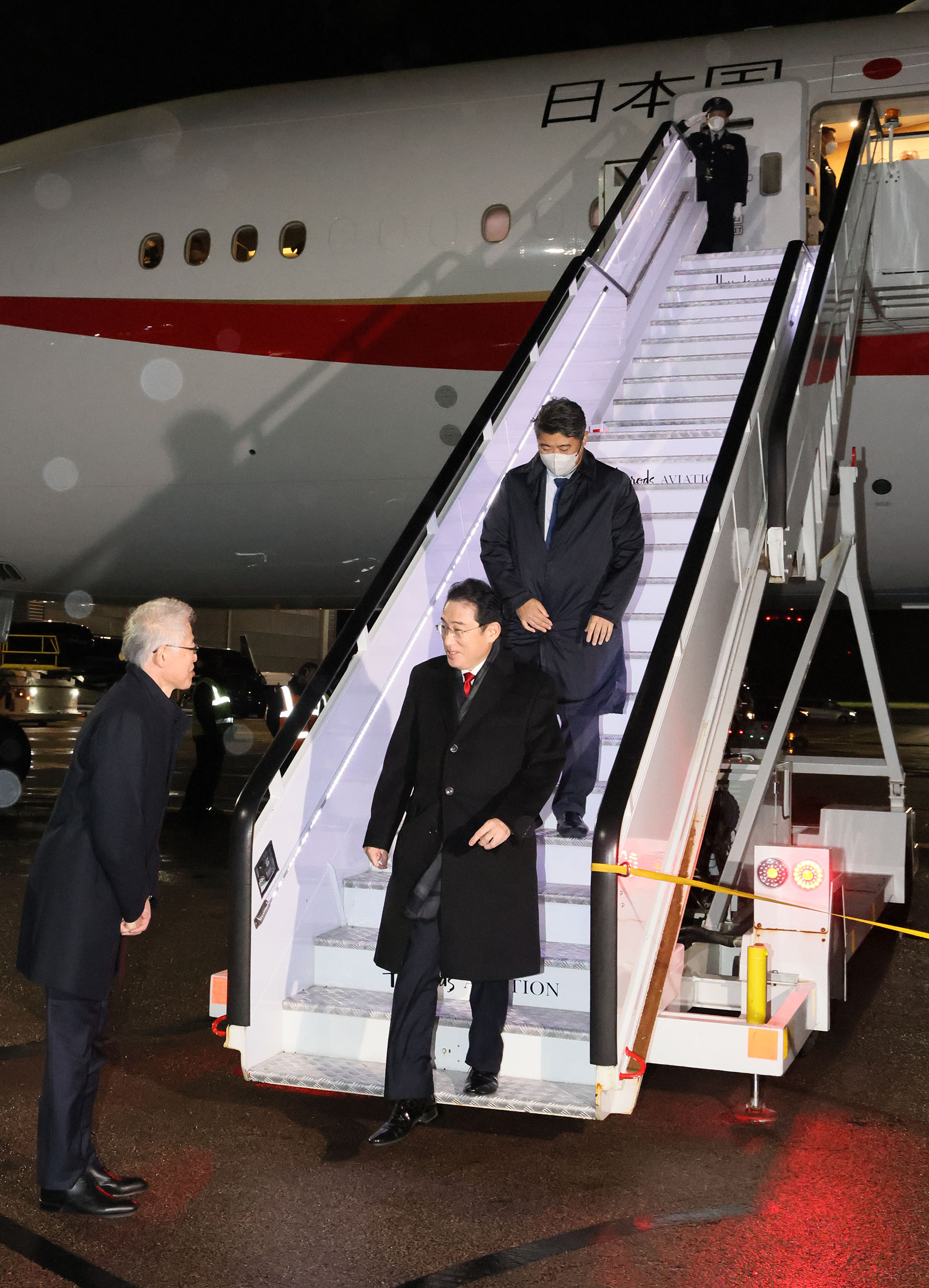 英国に到着した岸田総理１