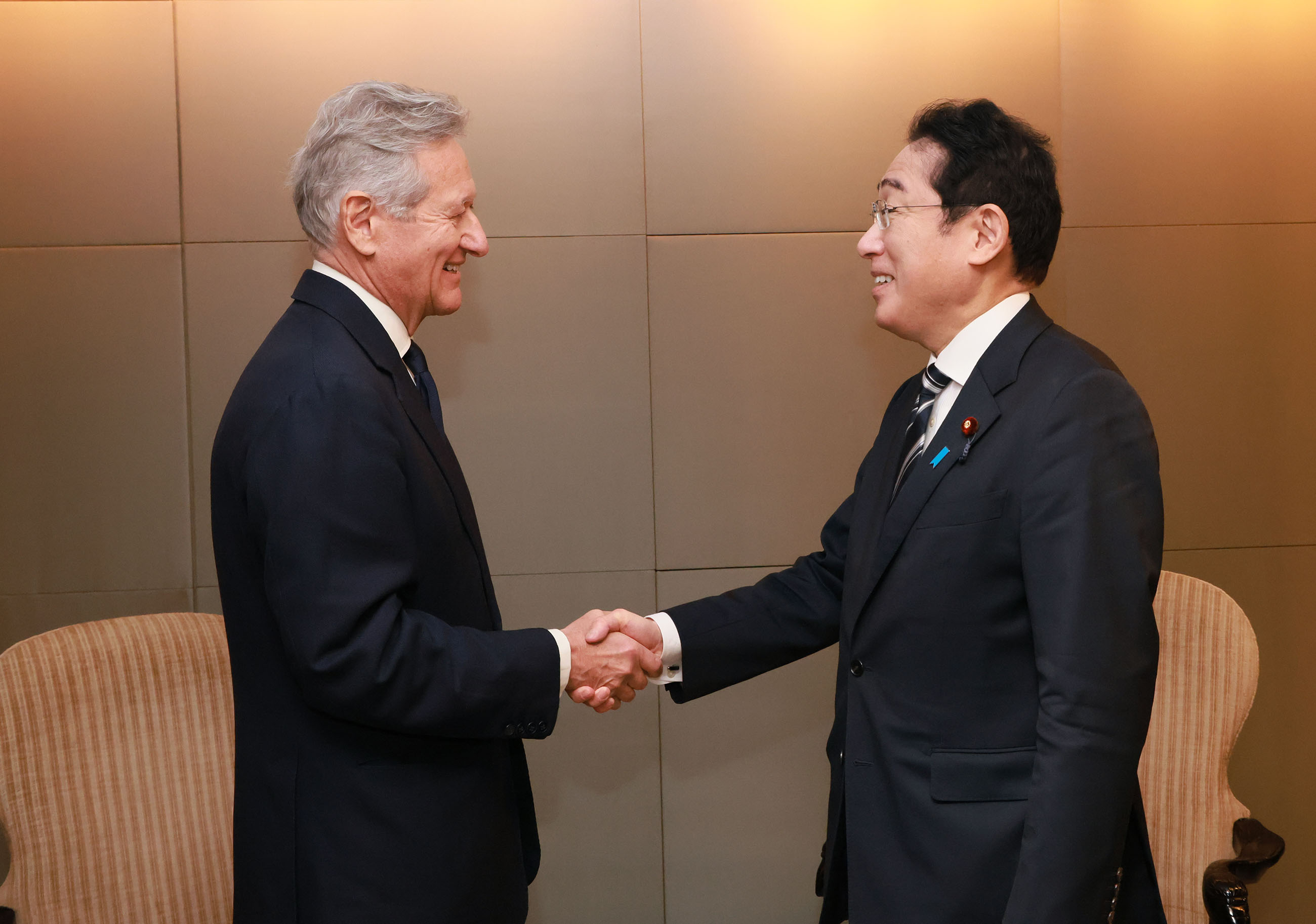 チップマン国際問題戦略研究所長による表敬を受ける岸田総理１