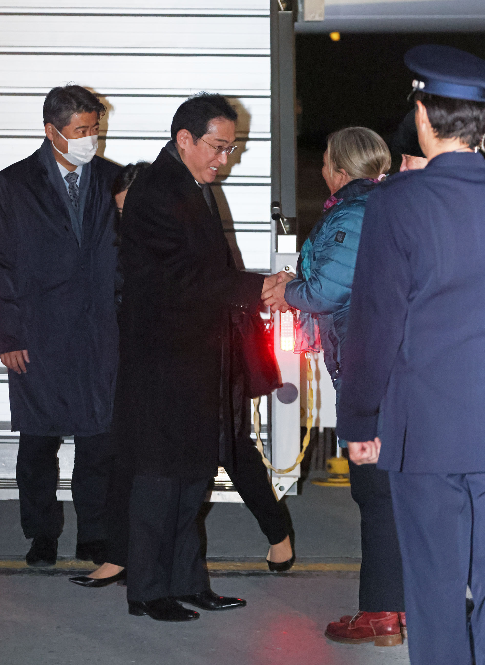カナダに到着する岸田総理２
