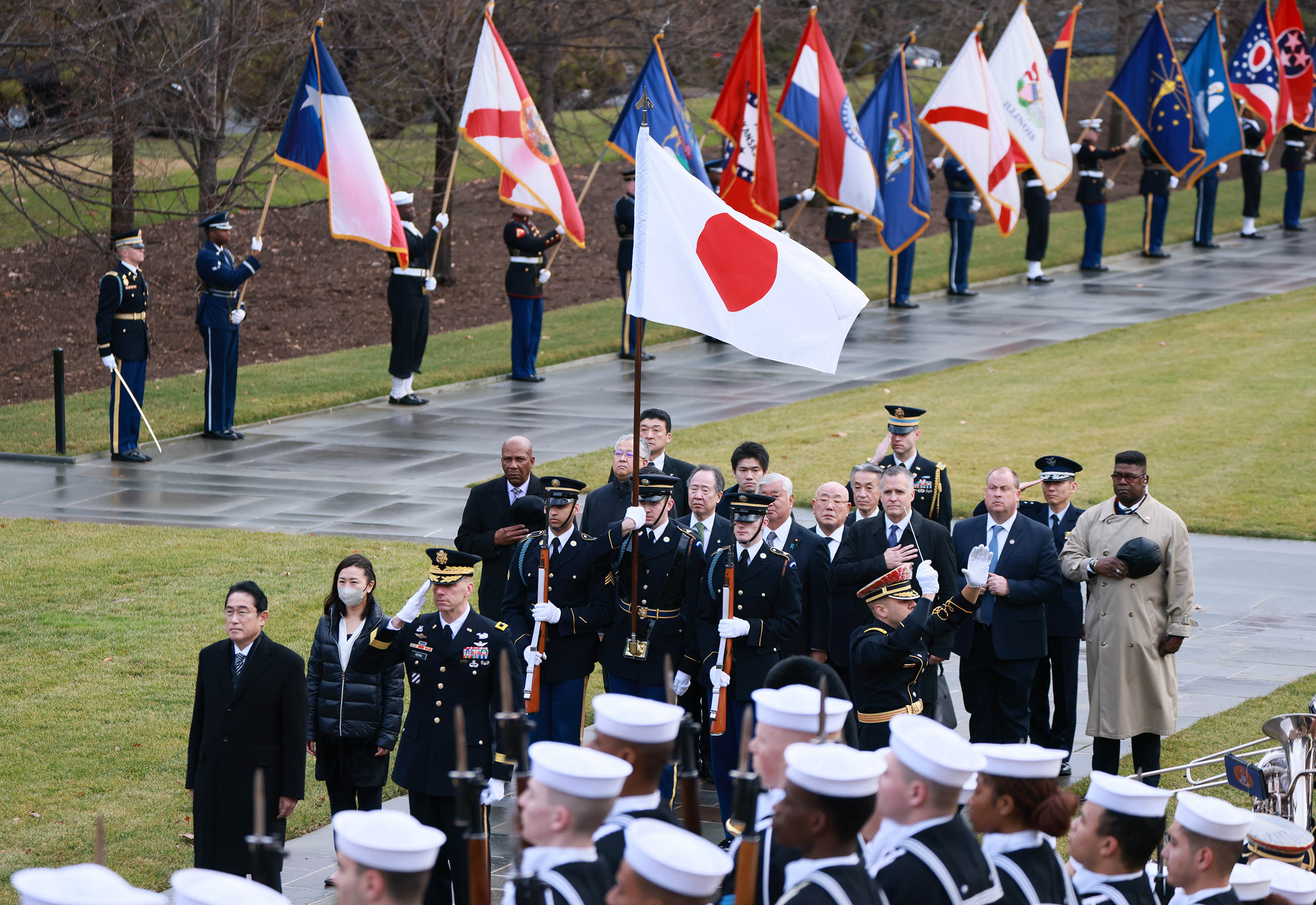 アーリントン国立墓地を訪問する岸田総理２