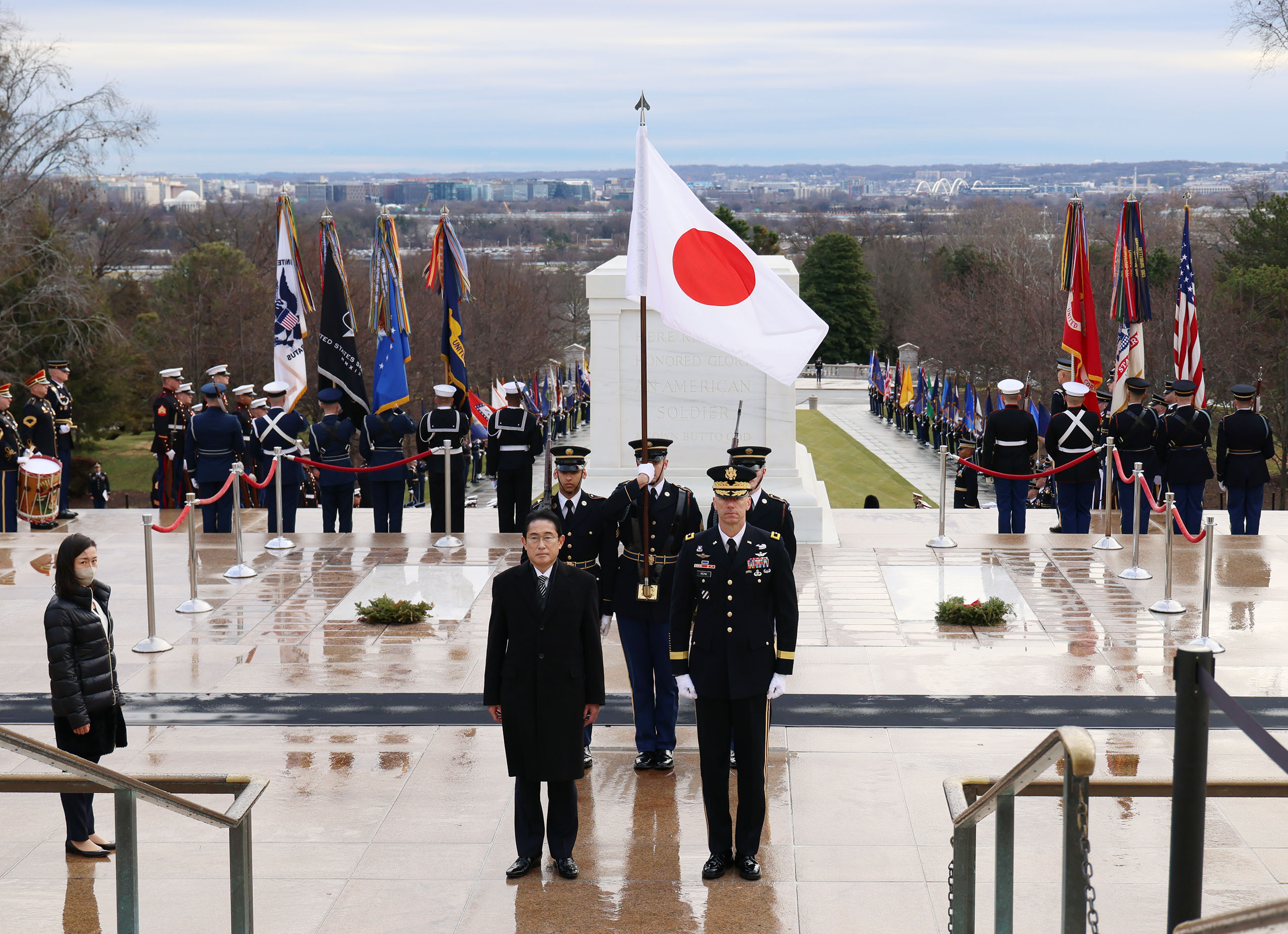 アーリントン国立墓地で献花する岸田総理４