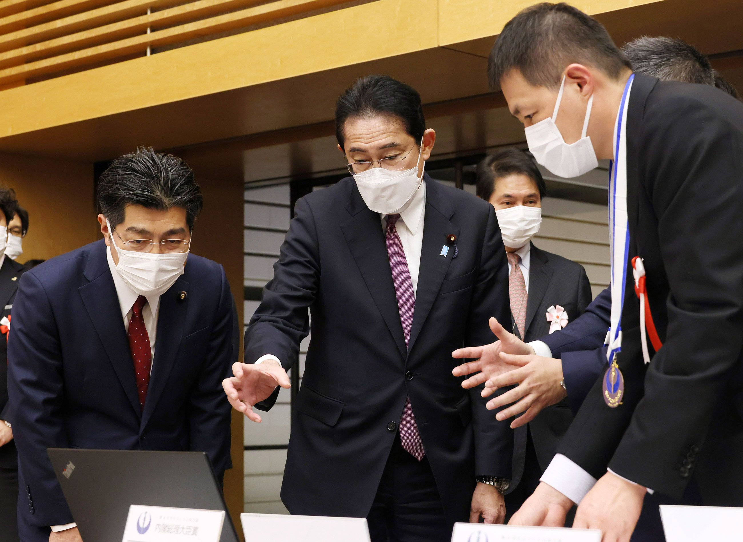 展示サンプルの説明を受ける岸田総理３