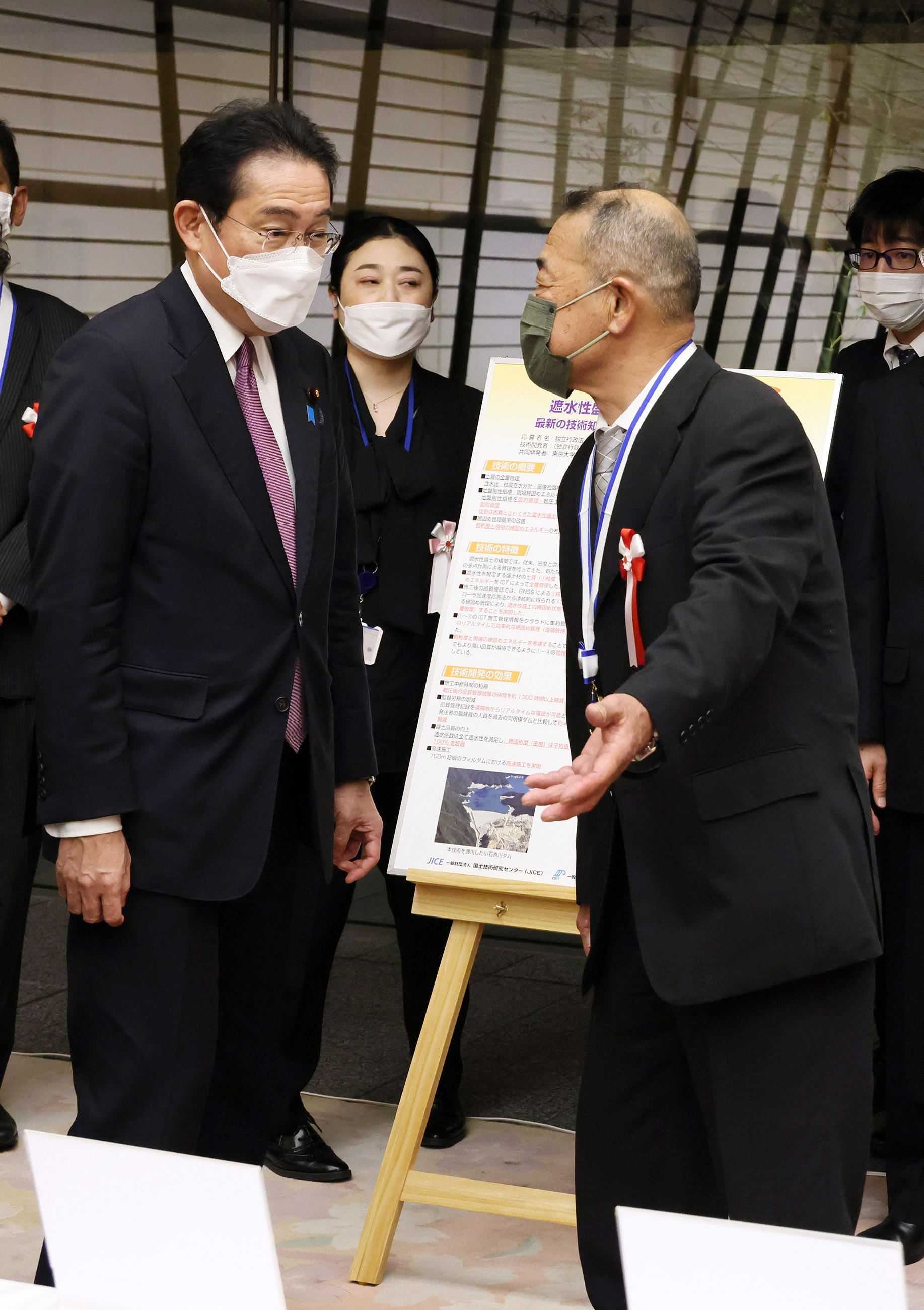 展示サンプルの説明を受ける岸田総理４