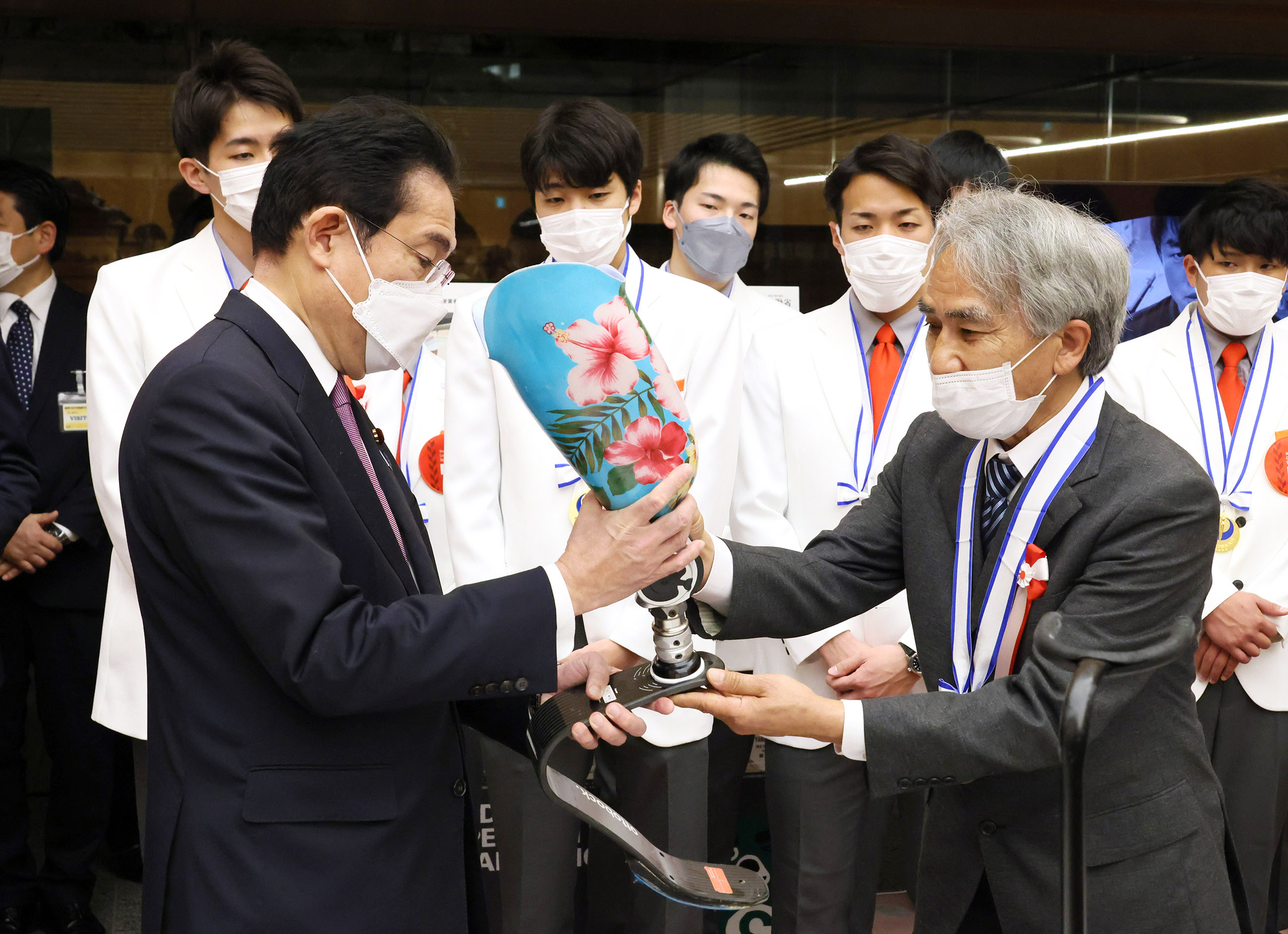 展示サンプルの説明を受ける岸田総理７