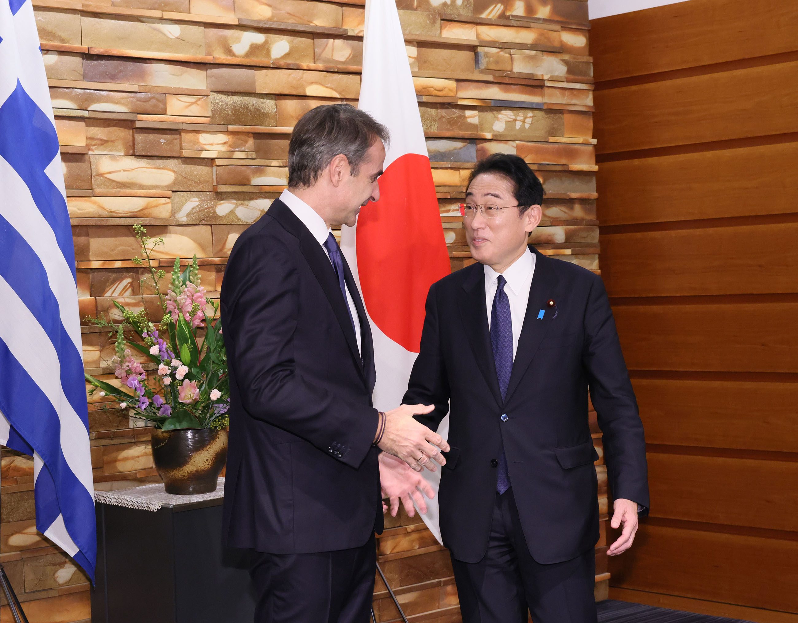 握手を交わす両首脳２