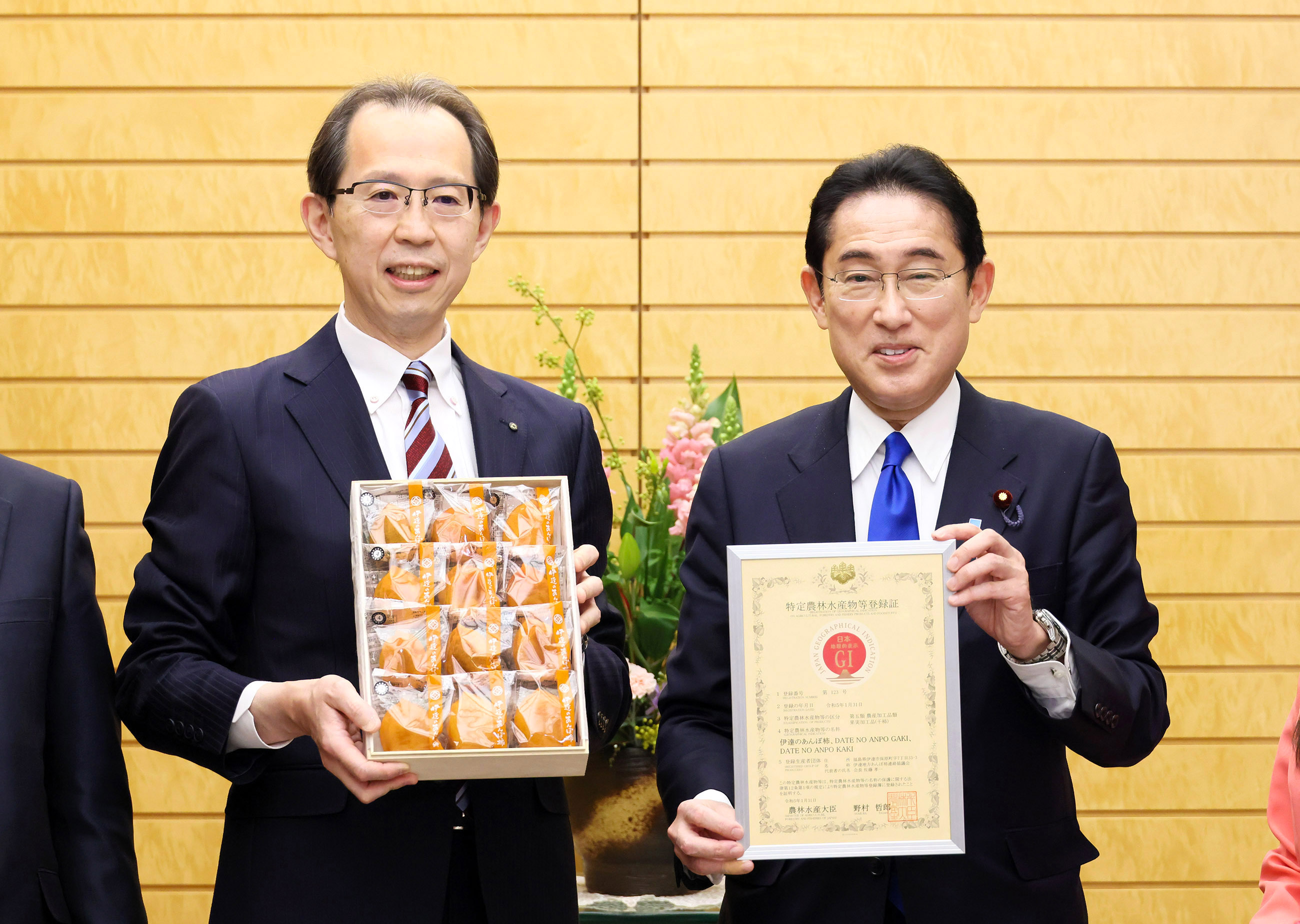 贈呈及び表敬を受ける岸田総理１