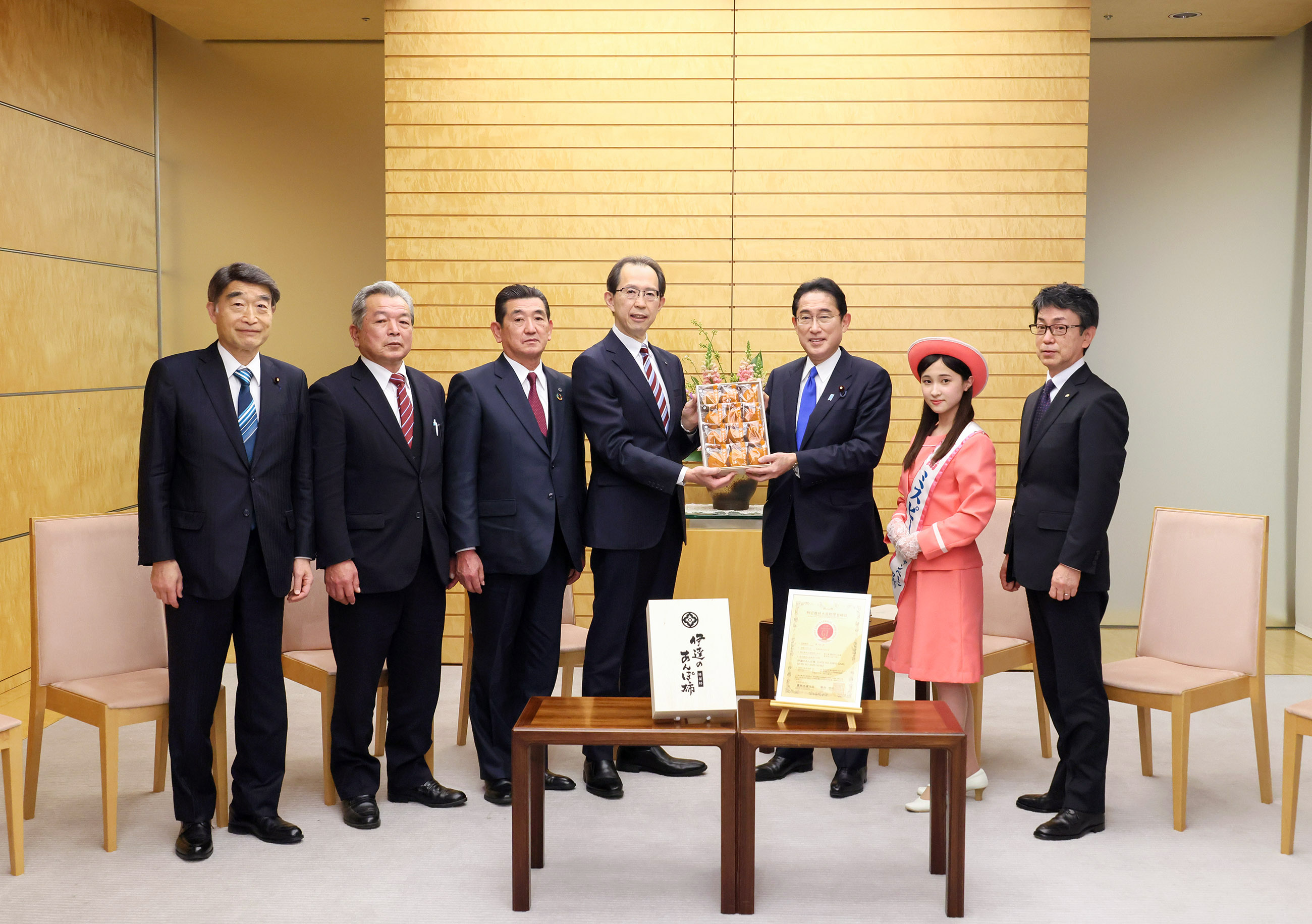 贈呈及び表敬を受ける岸田総理２