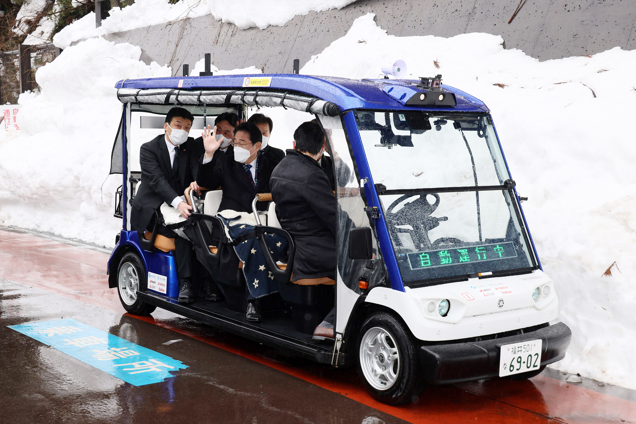 自動運転車に試乗する岸田総理