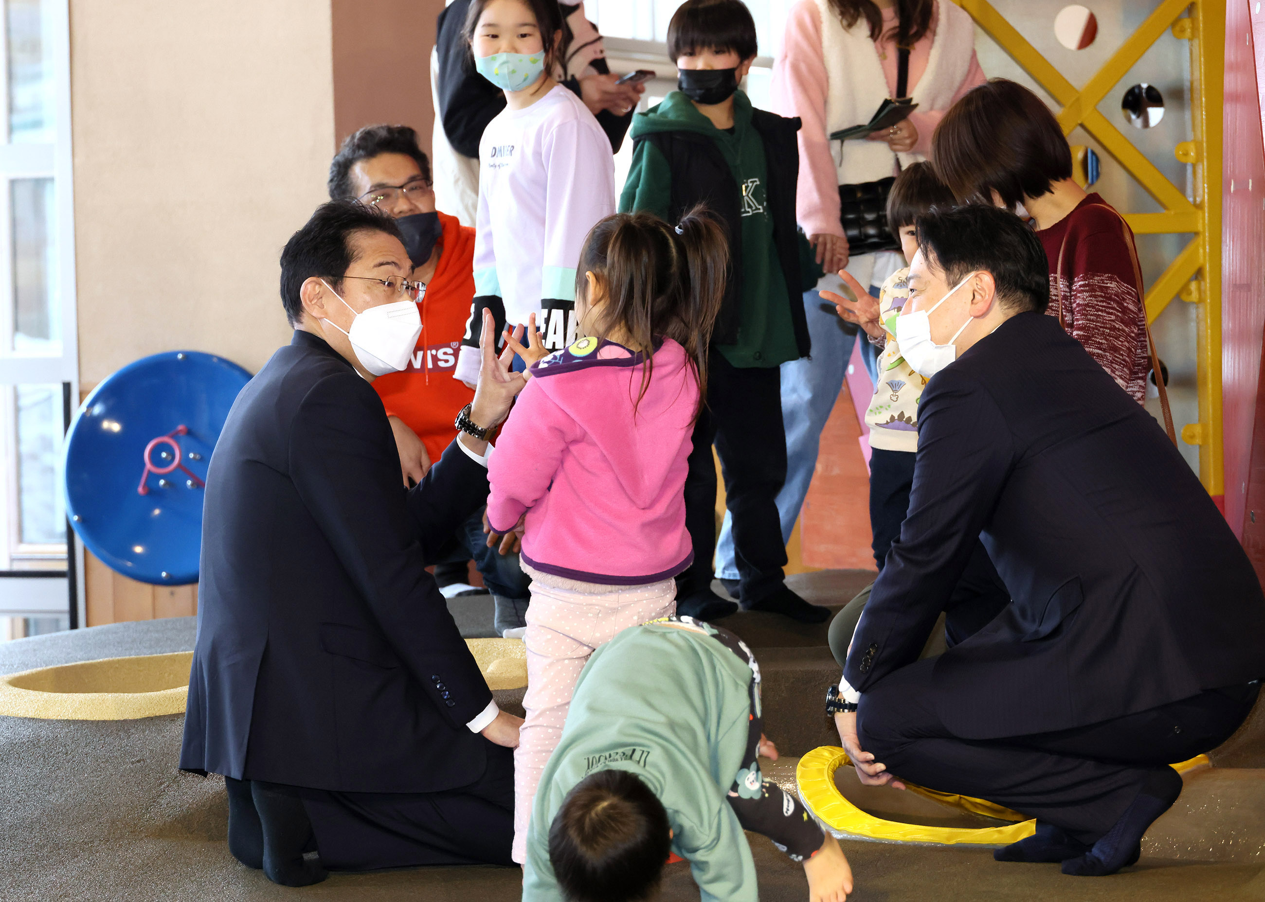 福井県児童科学館（エンゼルふくい）を視察する岸田総理３