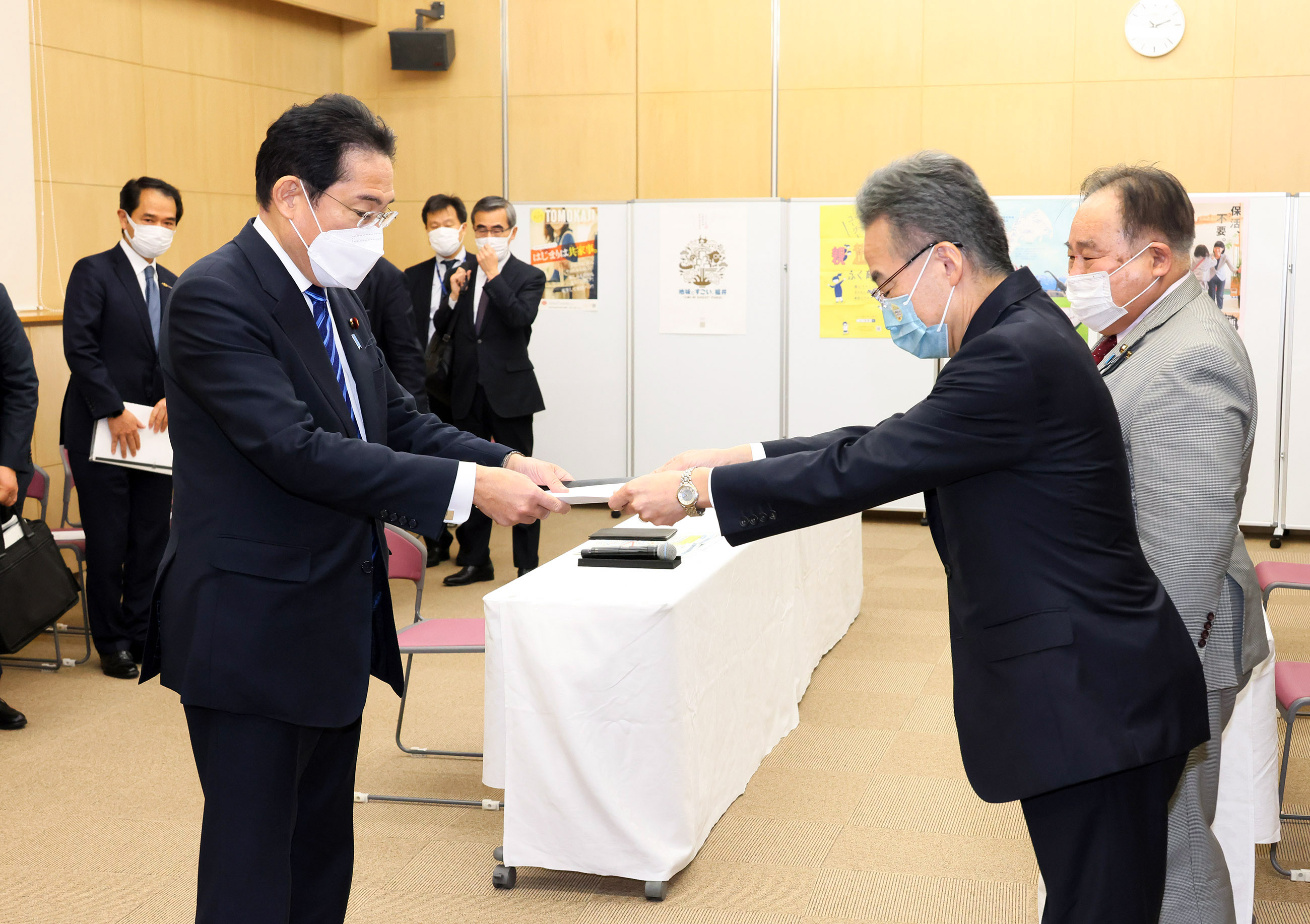 福井県知事から大雪要望を受け取る岸田総理１