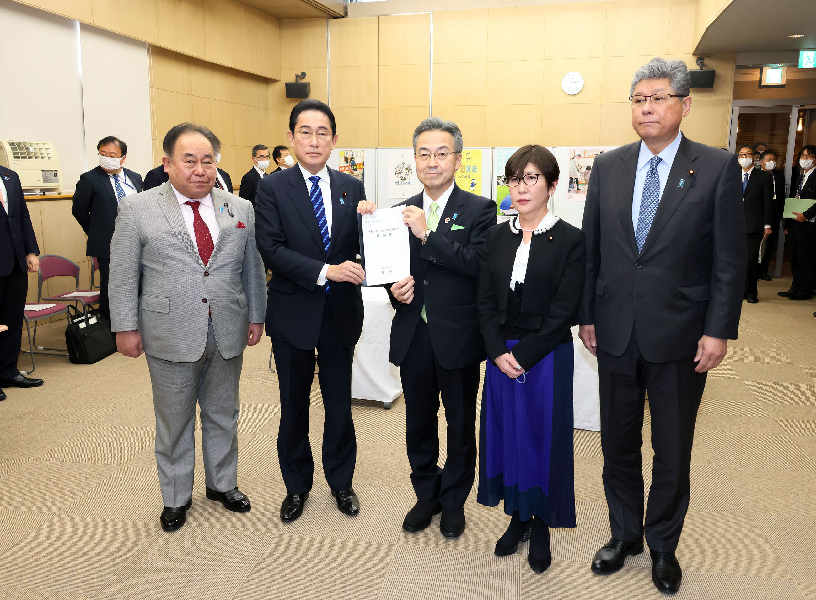 福井県知事から大雪要望を受け取る岸田総理３