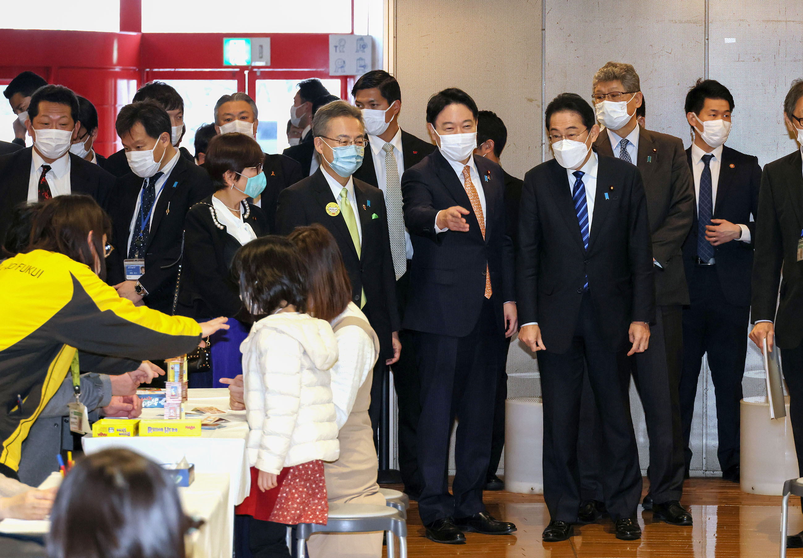 福井県児童科学館（エンゼルふくい）を視察する岸田総理１