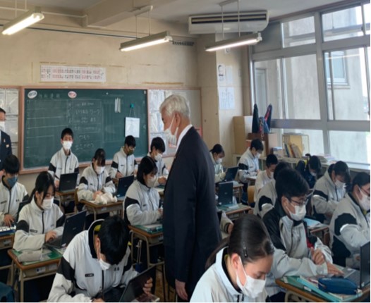 外国ルーツを持つ中学生が、通常授業にて、日本語のPCを利用して英語の授業に取り組む