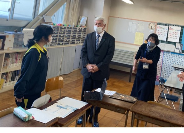 高校進学の準備のため個別指導を受ける外国にルーツを持つ生徒