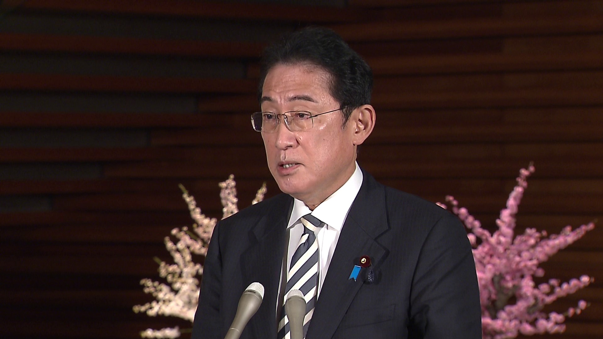 記者の質問に答える岸田総理