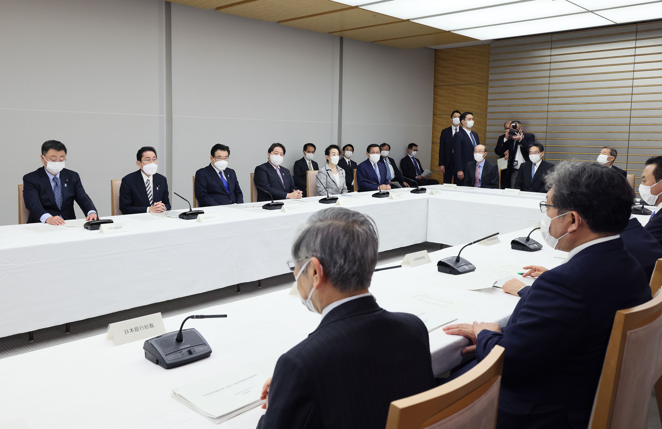 会議に臨む岸田総理２