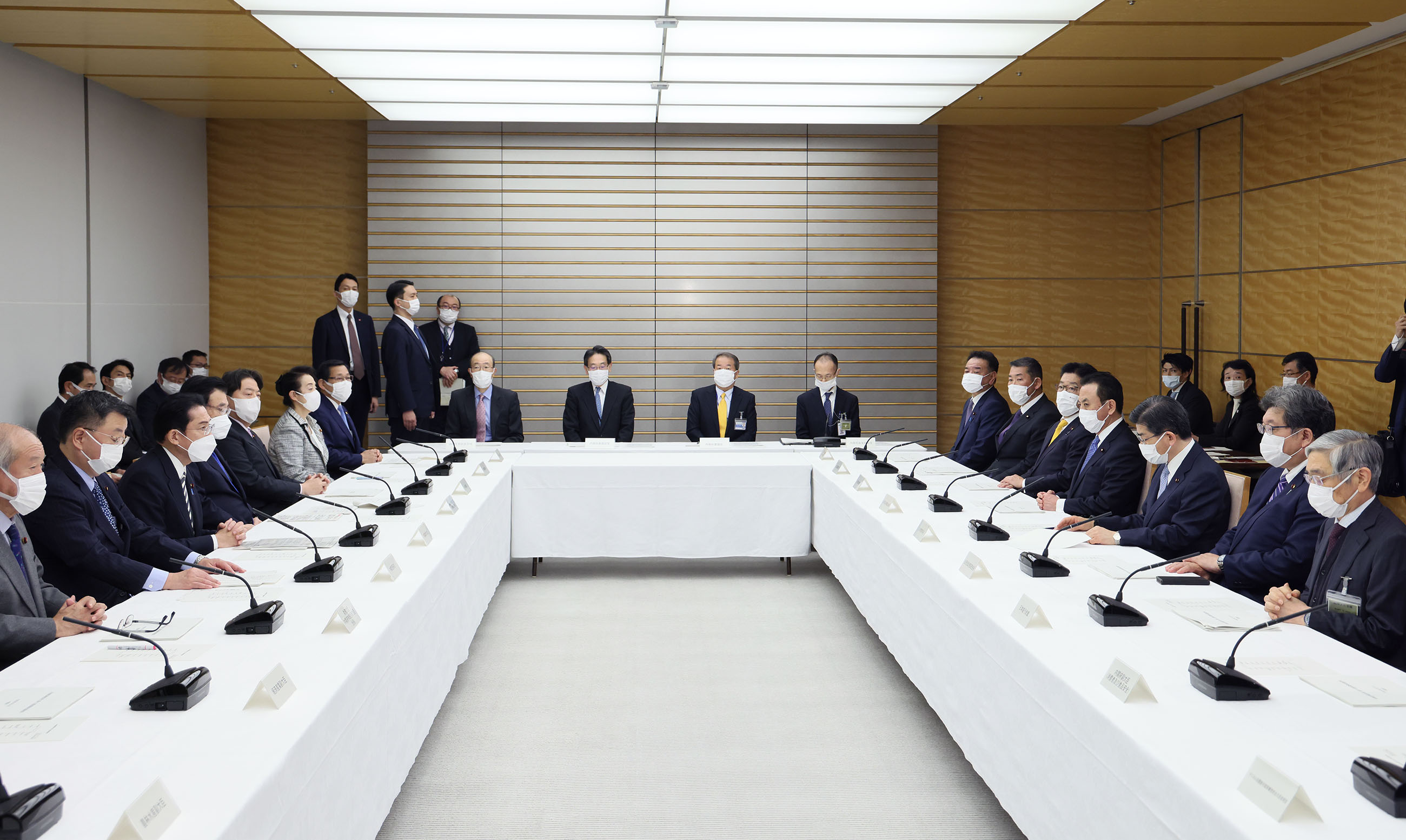 会議に臨む岸田総理３