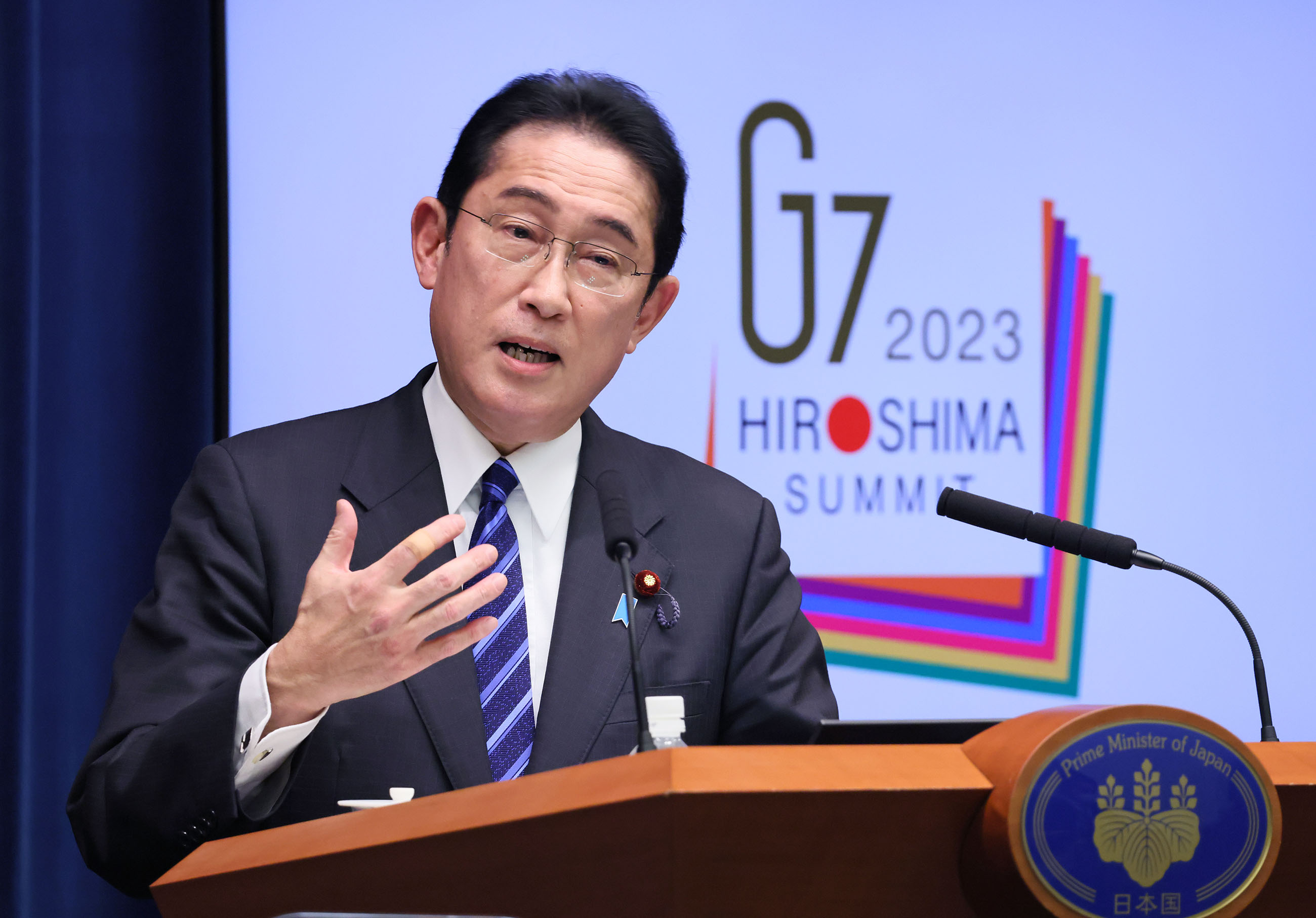 記者の質問に答える岸田総理２
