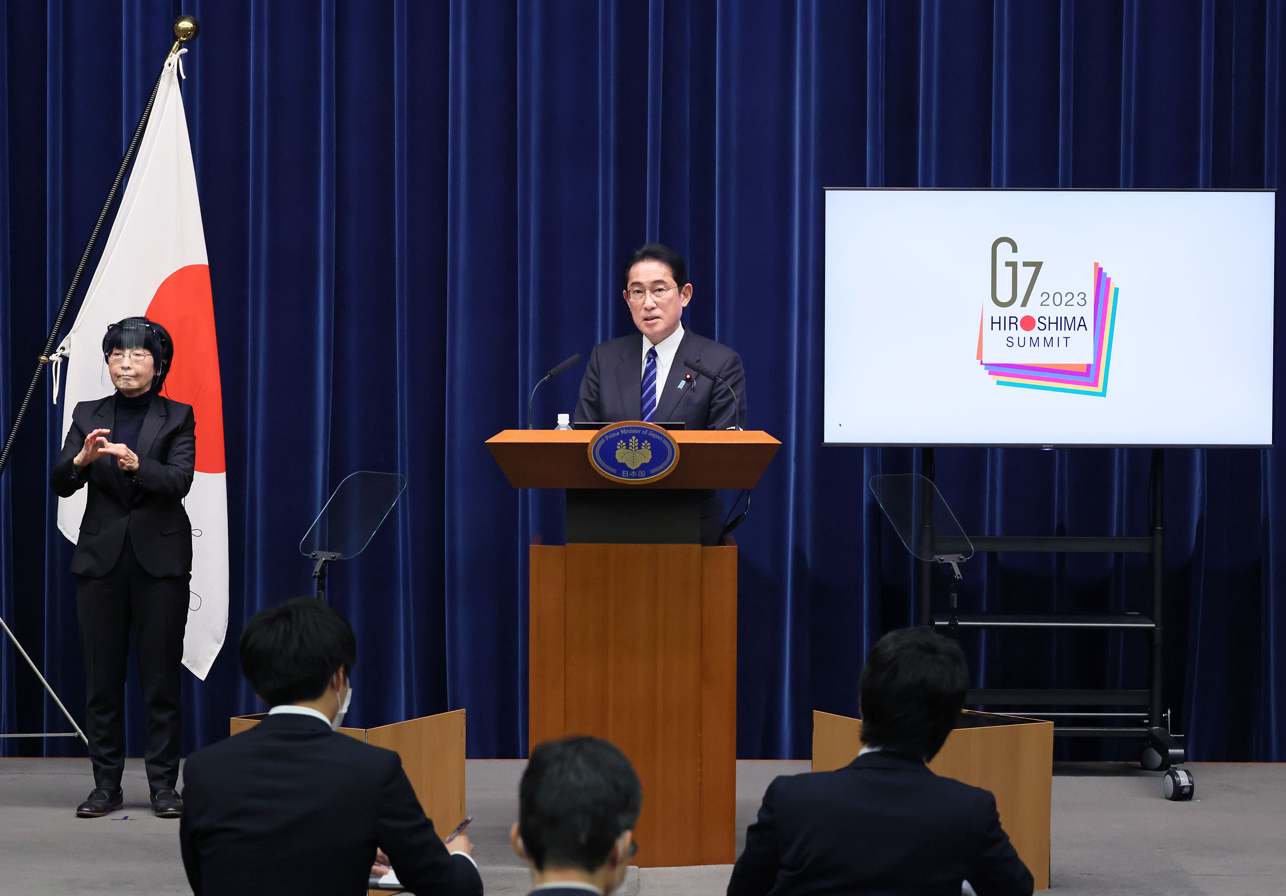 記者の質問に答える岸田総理３