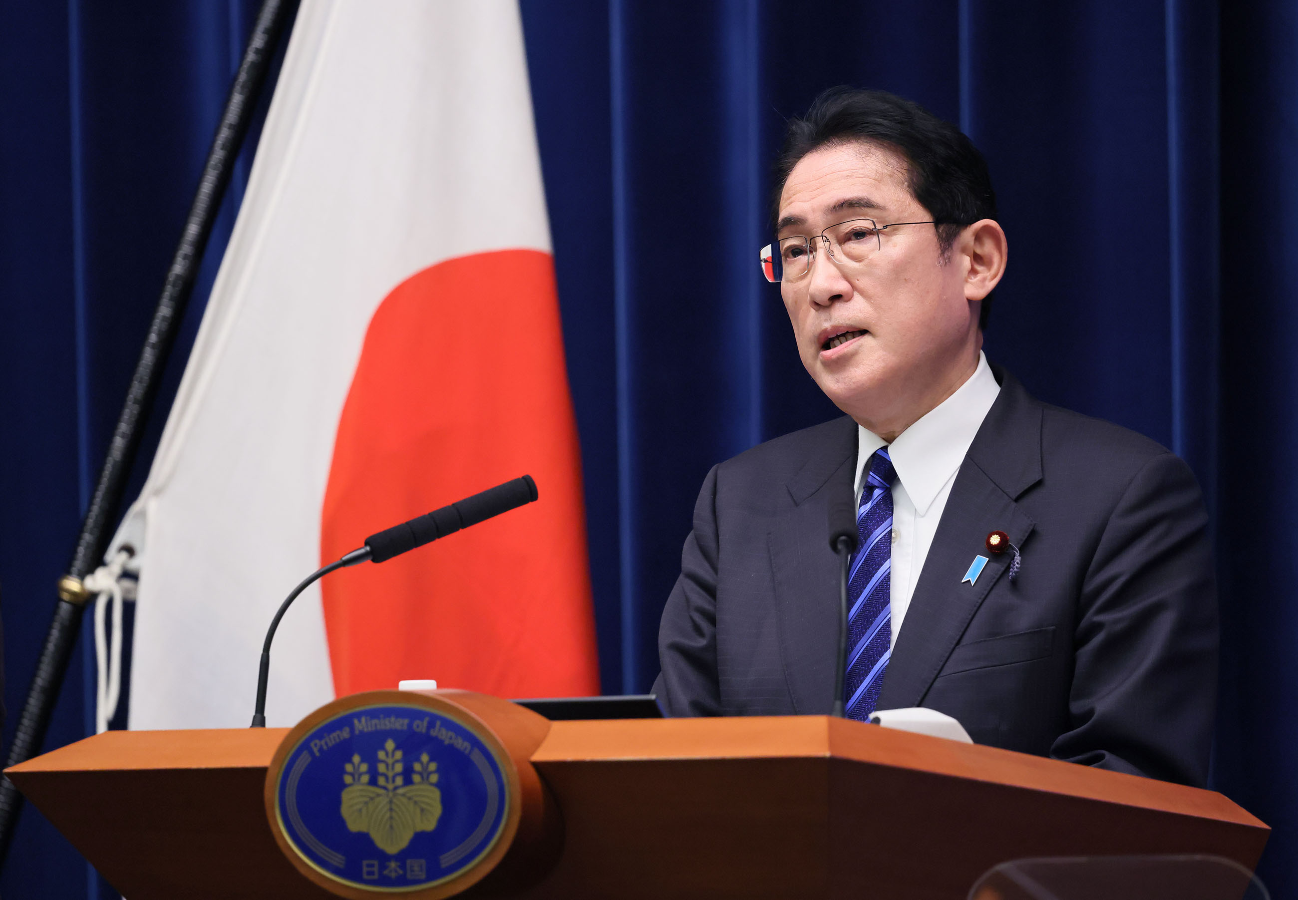 記者の質問に答える岸田総理４
