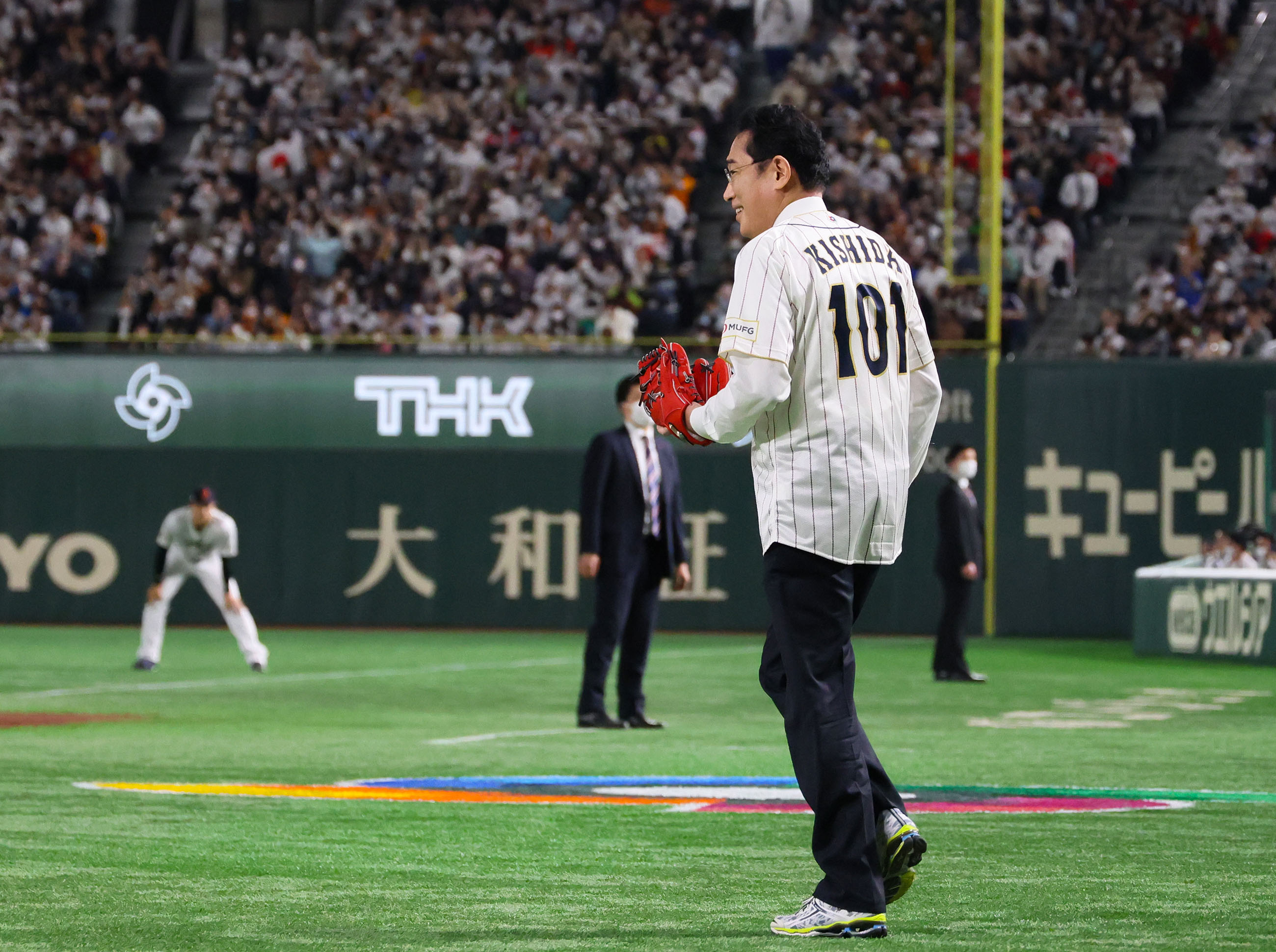 始球式に臨む岸田総理１