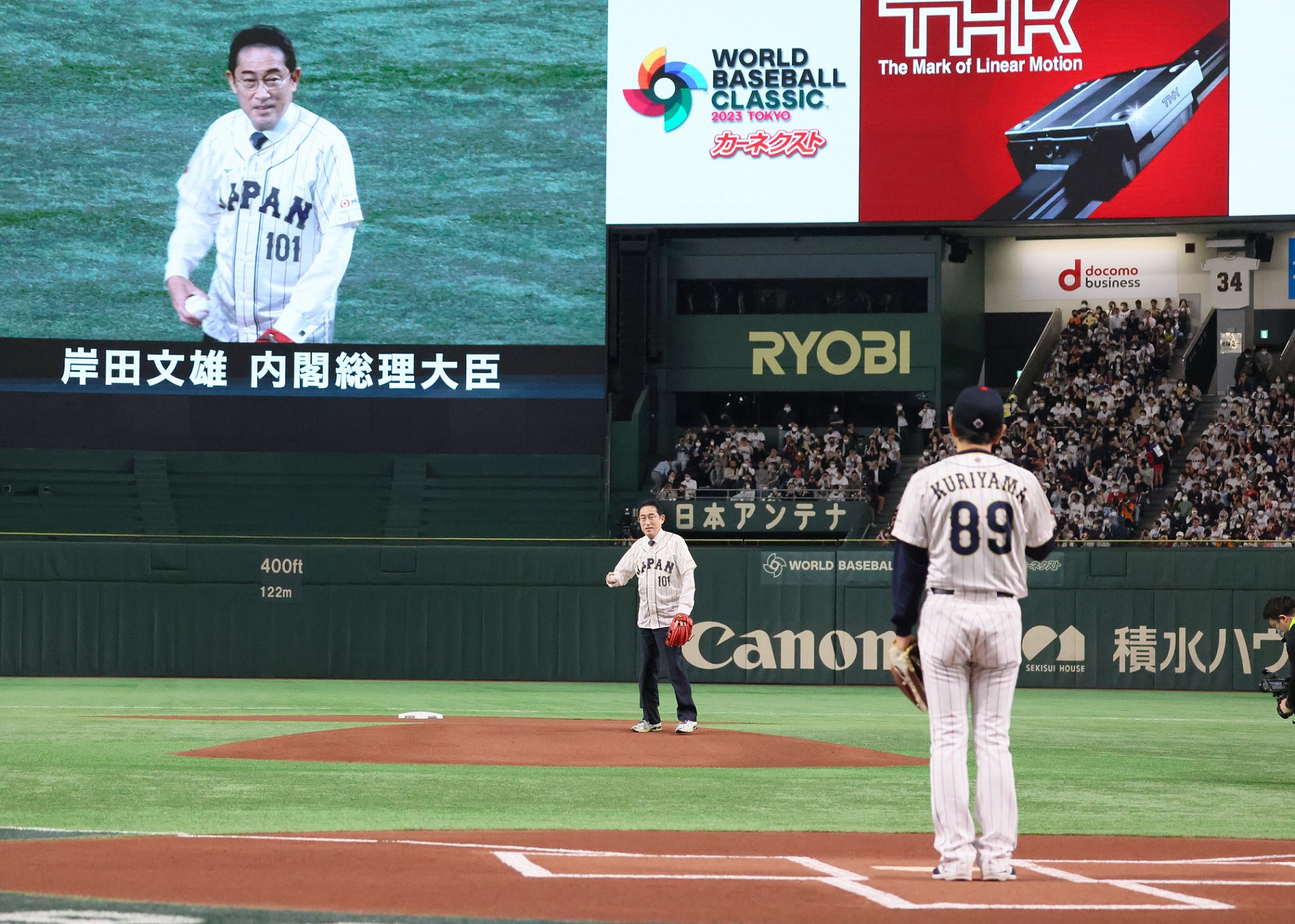 始球式に臨む岸田総理２